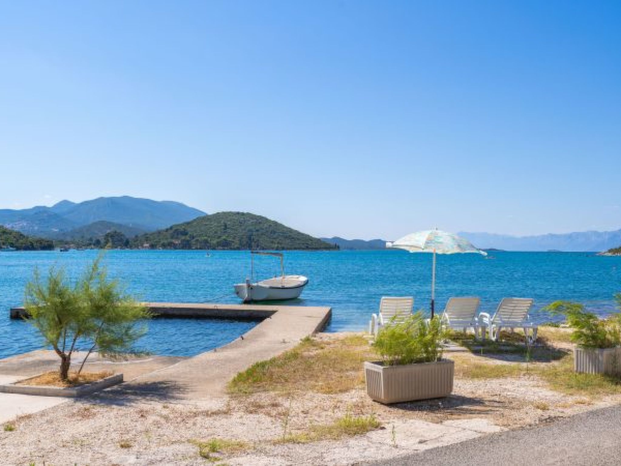 Beachfront Apartment house Hon with pool - Draußen