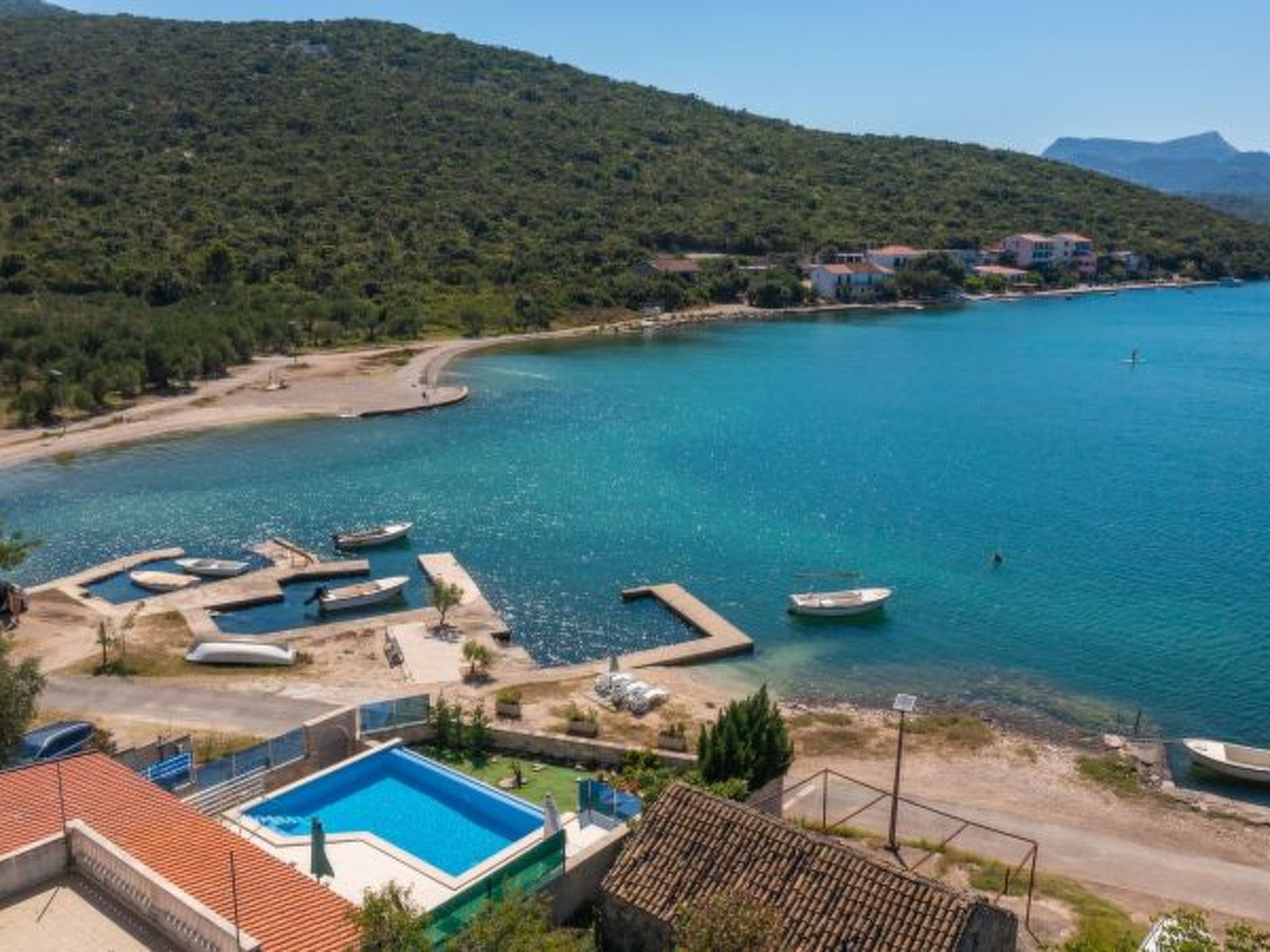 Beachfront Apartment house Hon with pool - Draußen