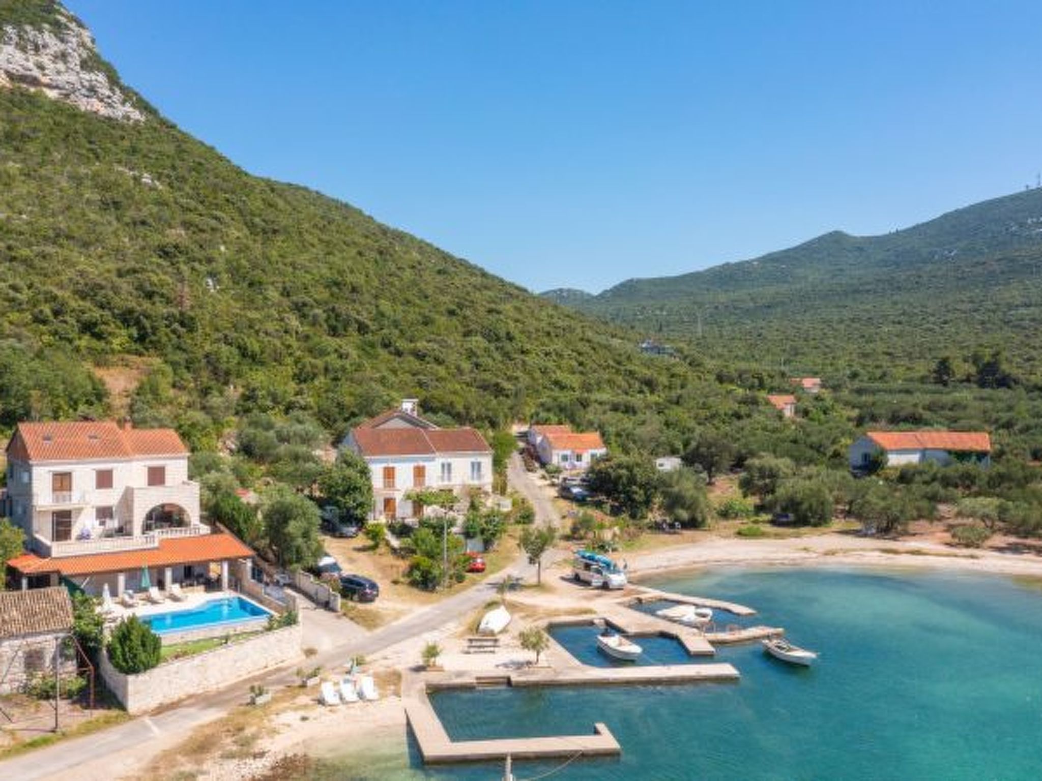 Beachfront Apartment house Hon with pool - Drinnen