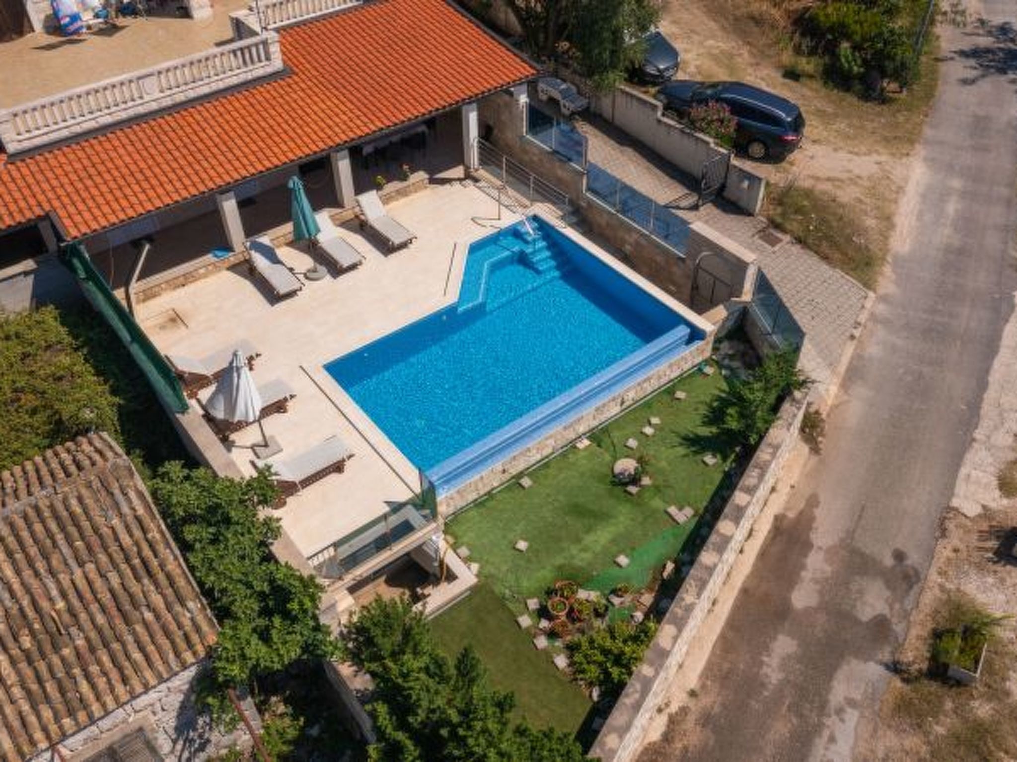 Beachfront Apartment house Hon with pool - Drinnen