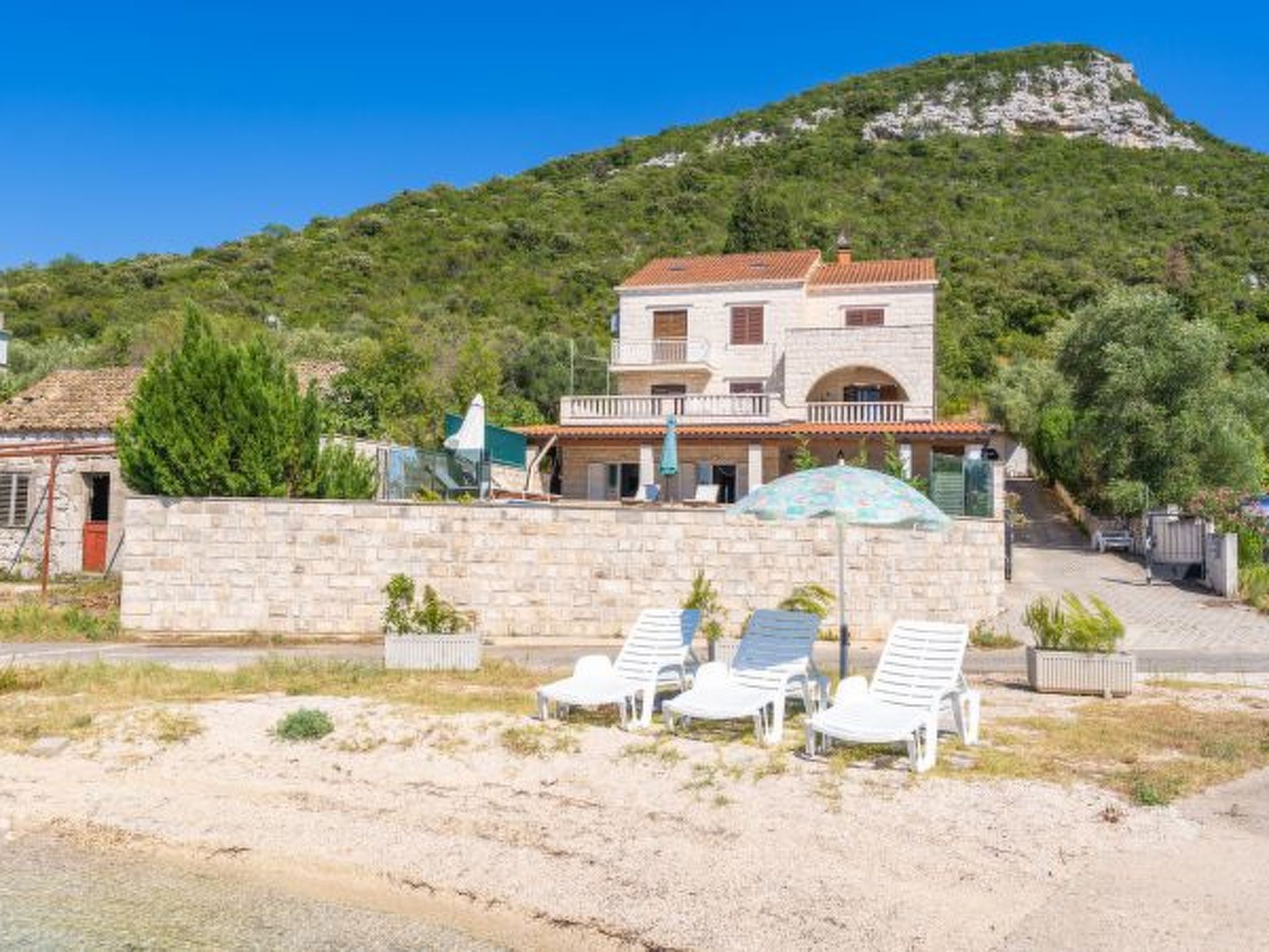 Beachfront Apartment house Hon with pool - Draußen