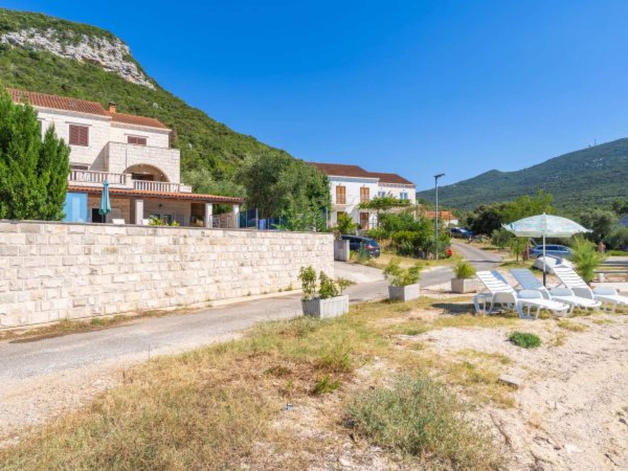 Beachfront Apartment house Hon with pool - Draußen