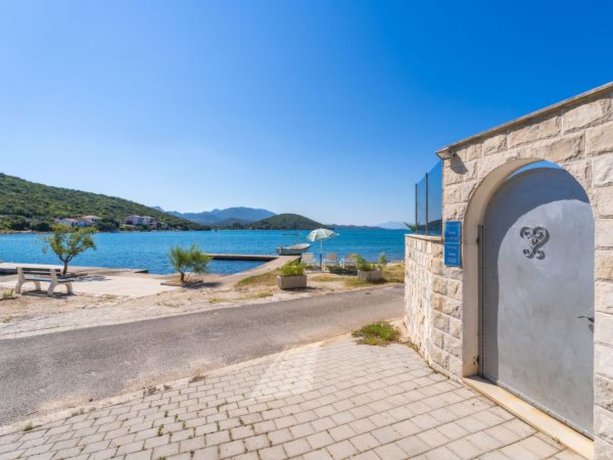 Beachfront Apartment house Hon with pool - Draußen