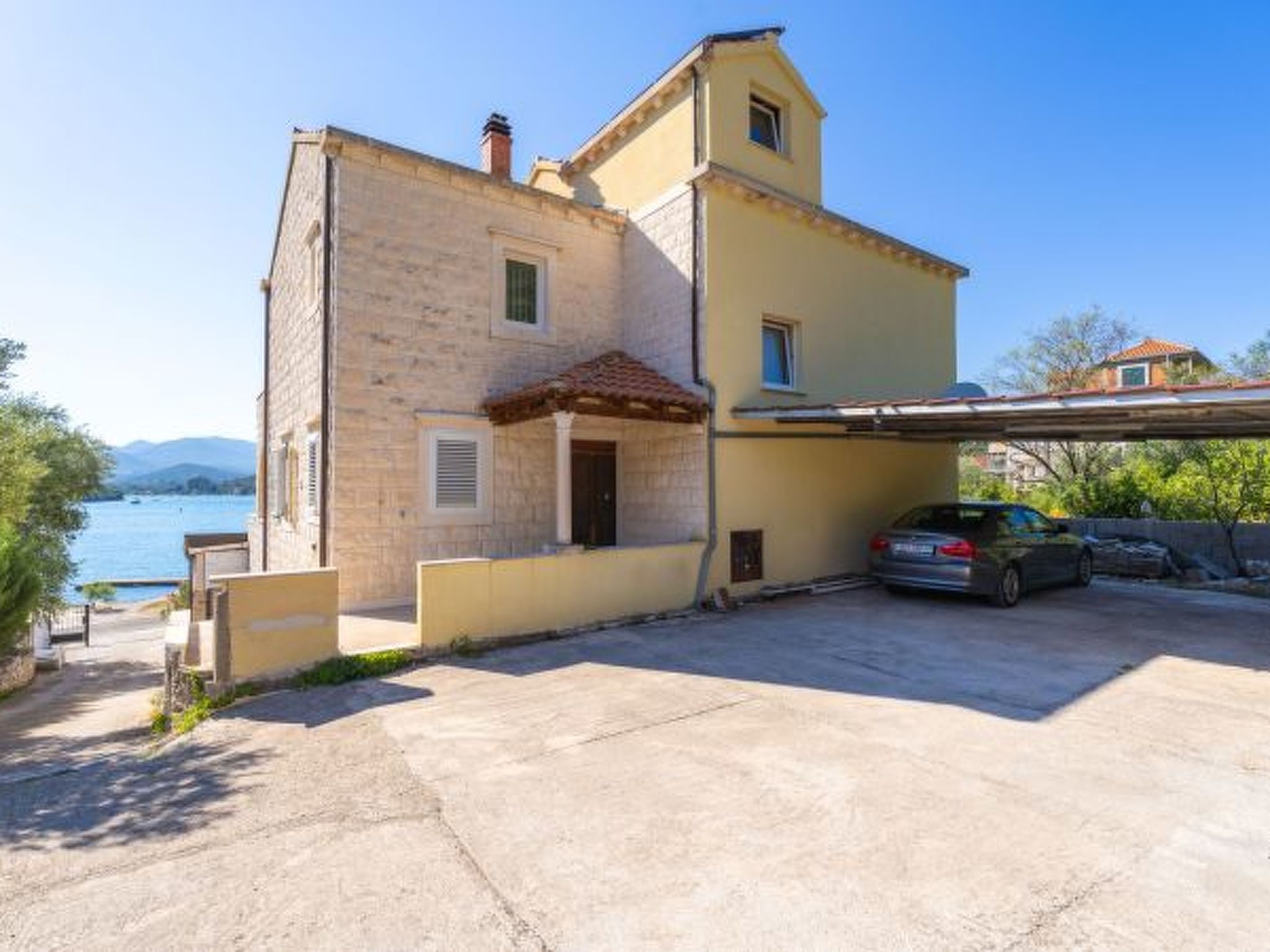 Beachfront Apartment house Hon with pool - Draußen