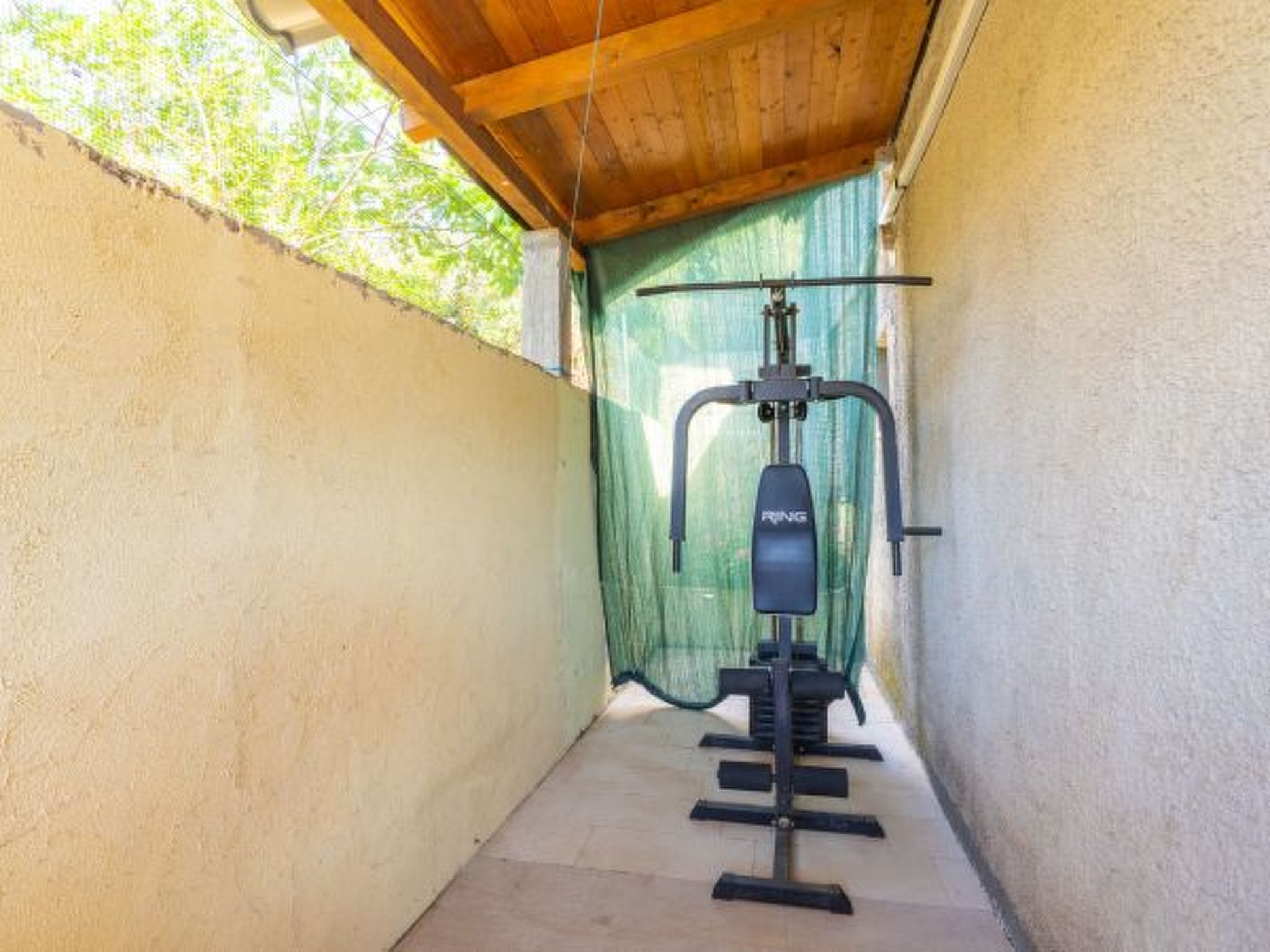 Beachfront Apartment house Hon with pool - Drinnen