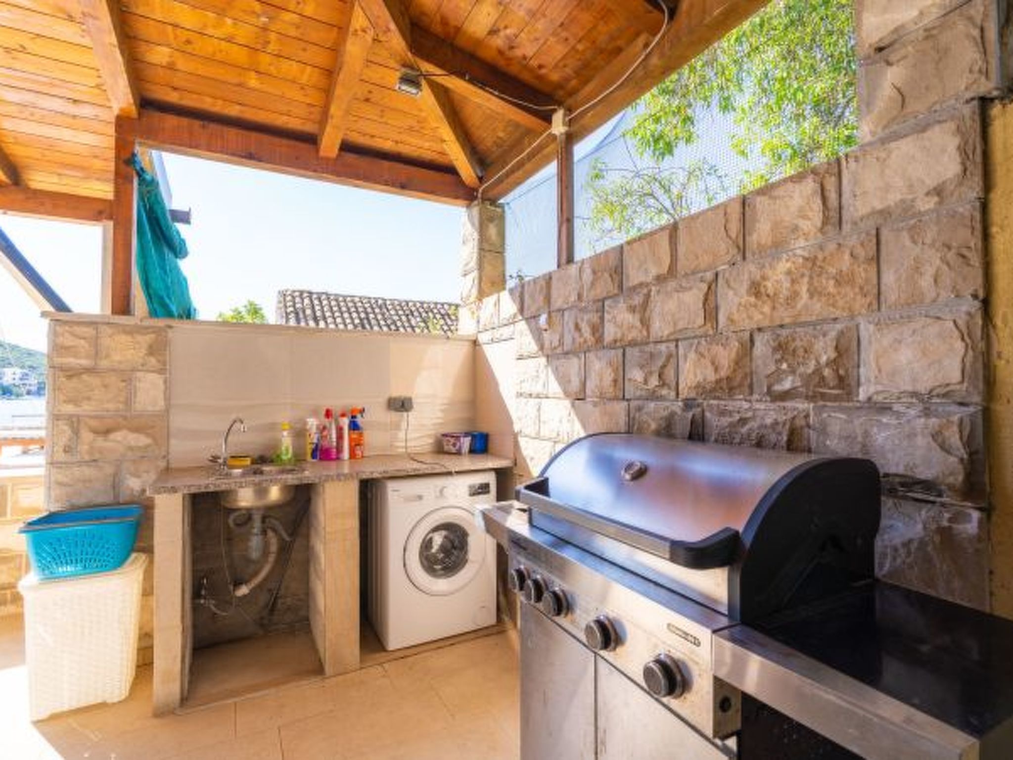 Beachfront Apartment house Hon with pool - Draußen