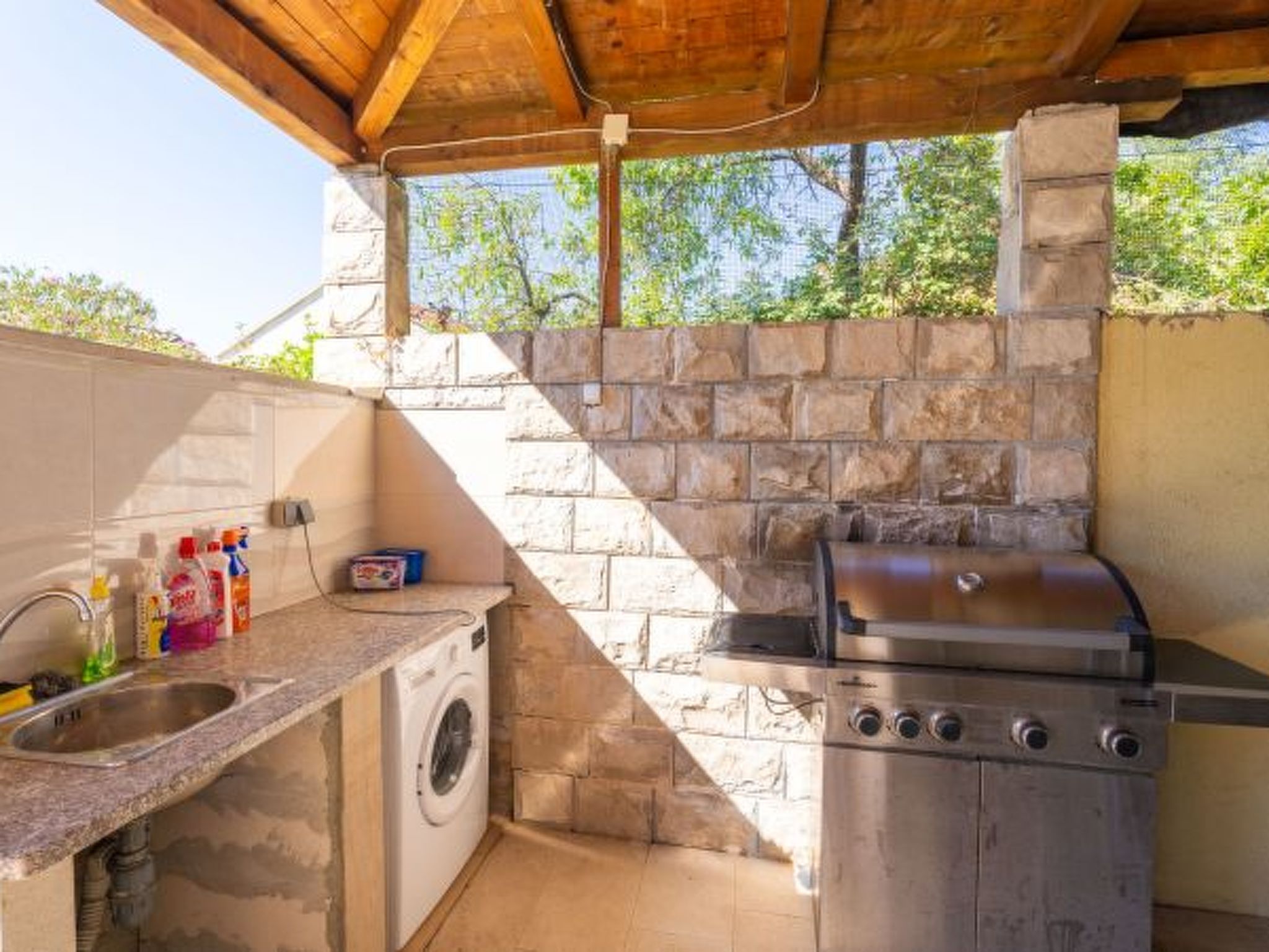 Beachfront Apartment house Hon with pool - Draußen