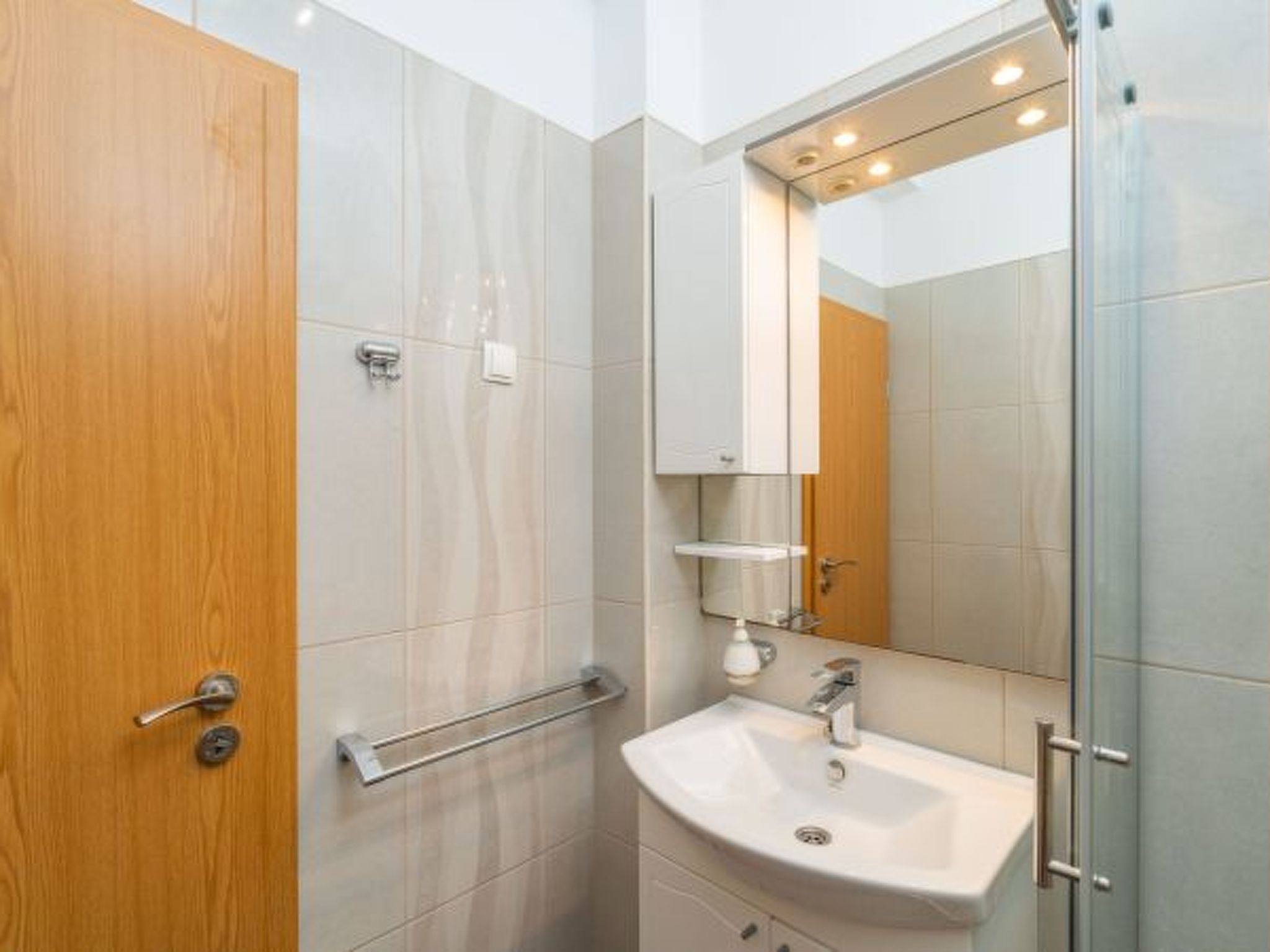 Beachfront Apartment house Hon with pool - Drinnen