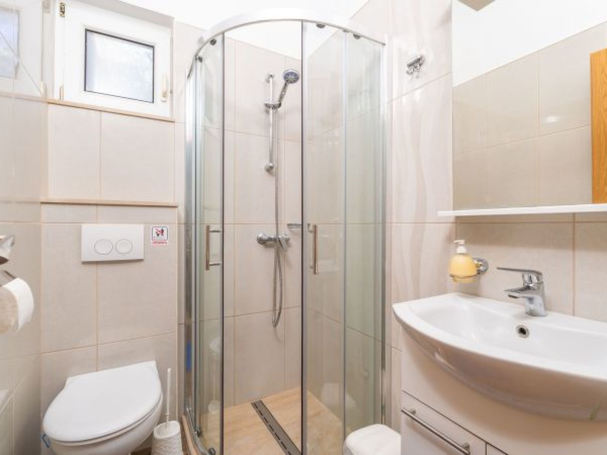 Beachfront Apartment house Hon with pool - Drinnen