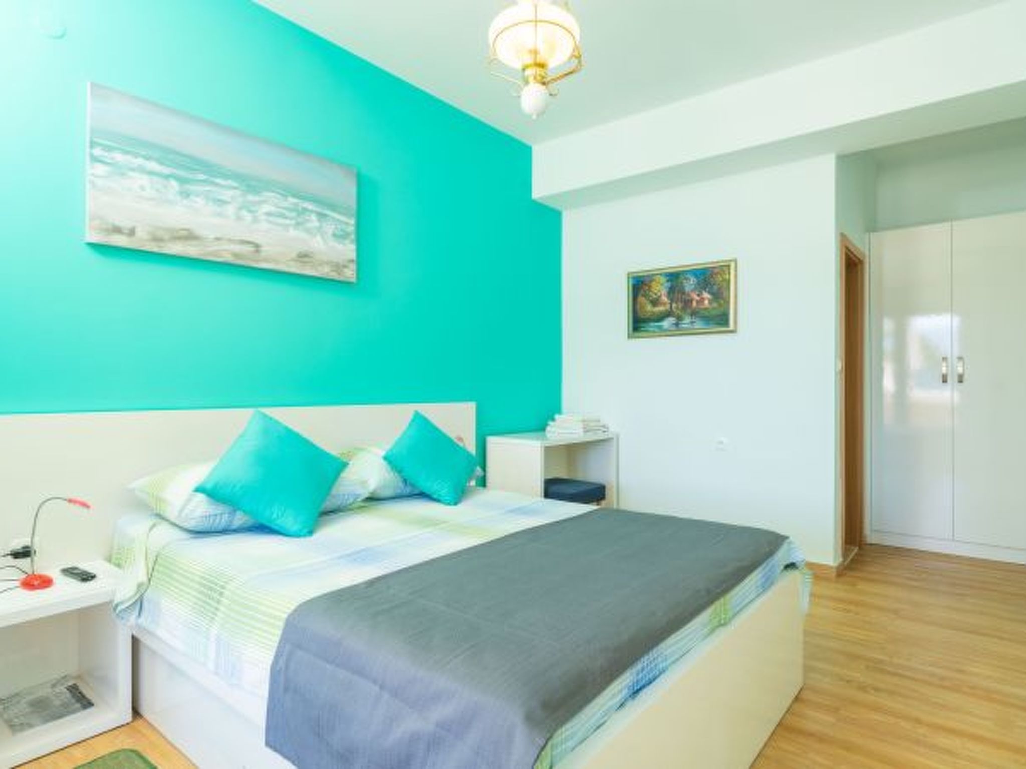 Beachfront Apartment house Hon with pool - Drinnen