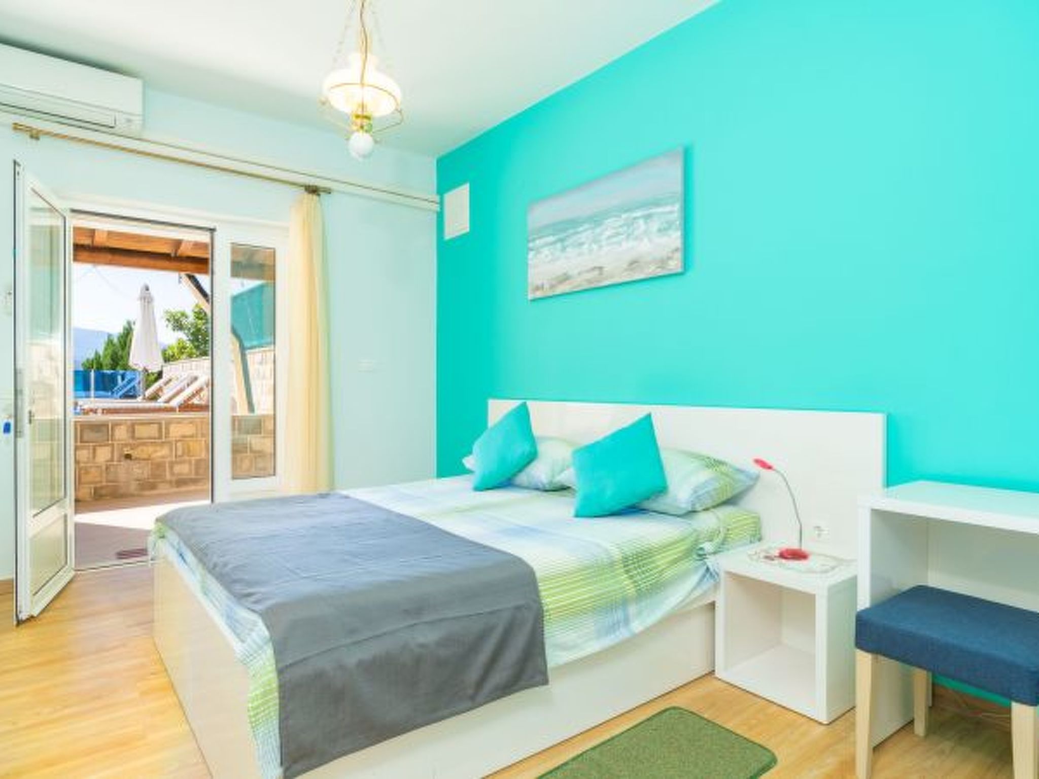 Beachfront Apartment house Hon with pool - Drinnen