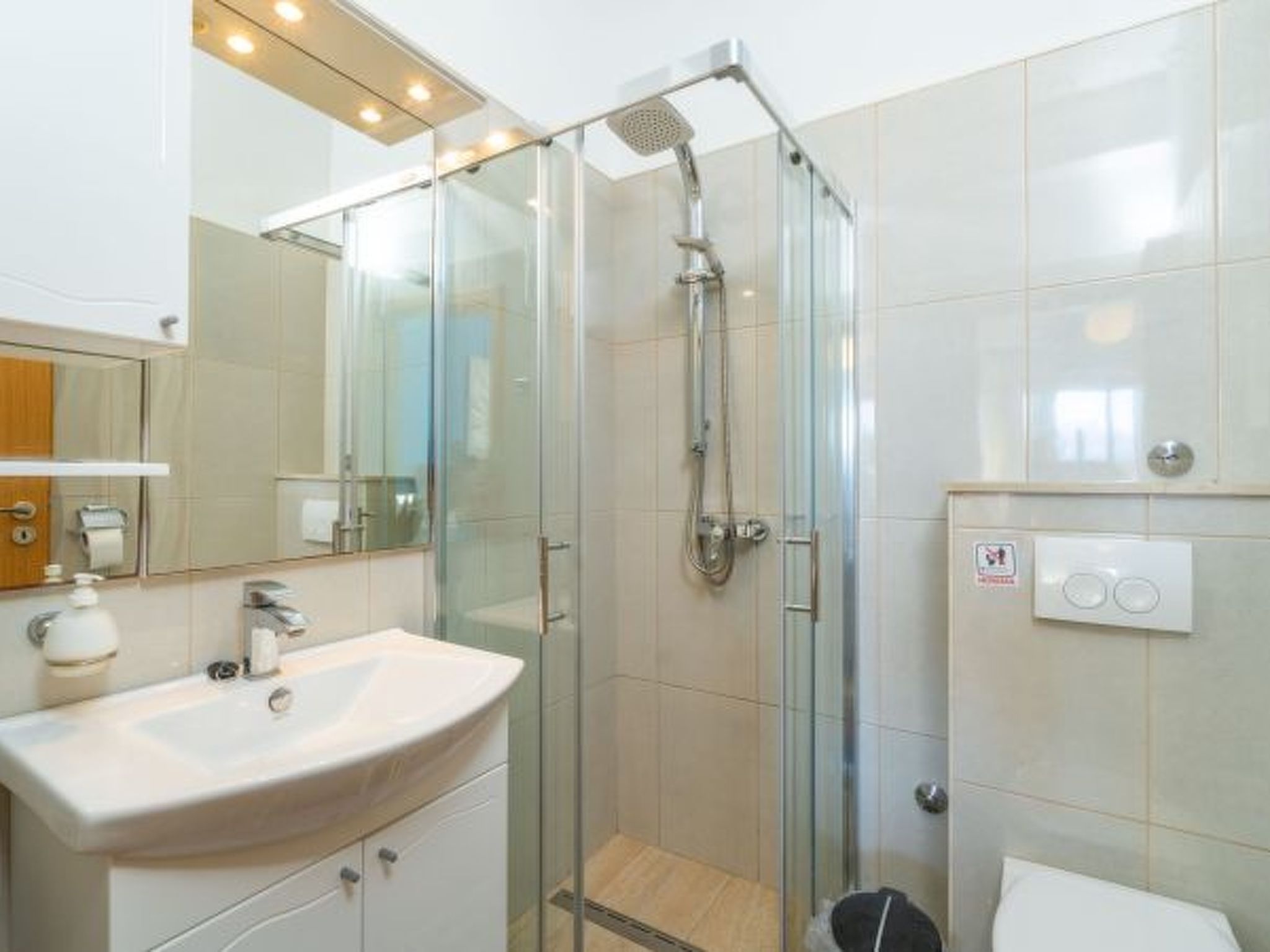 Beachfront Apartment house Hon with pool - Drinnen