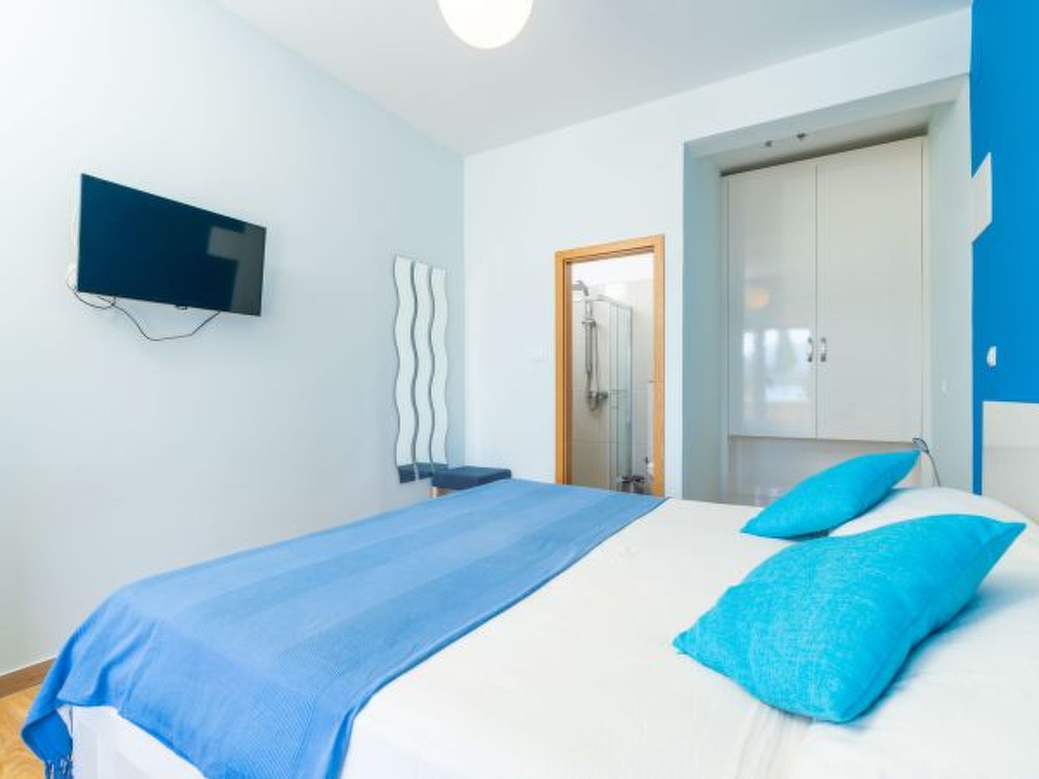 Beachfront Apartment house Hon with pool - Drinnen