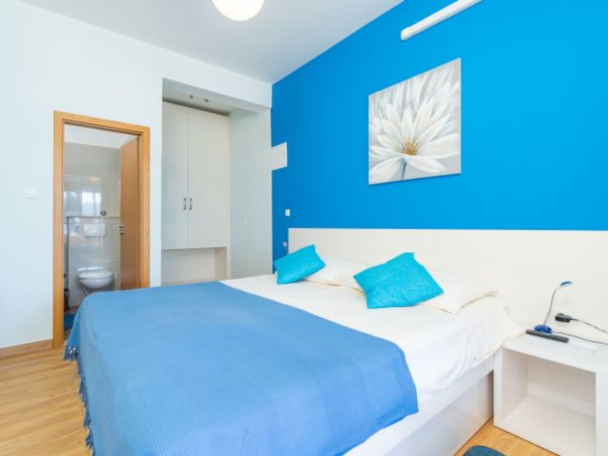 Beachfront Apartment house Hon with pool - Drinnen