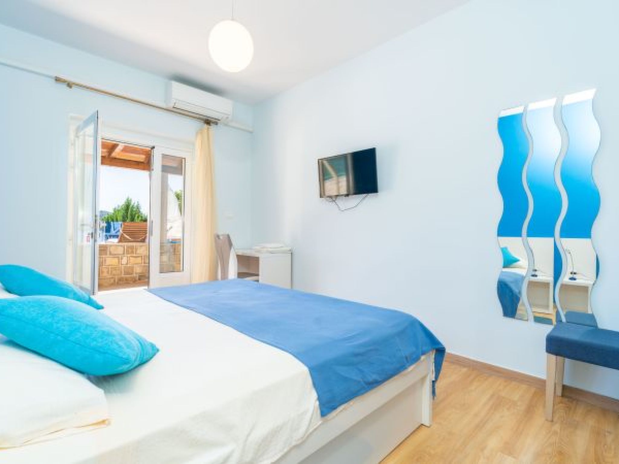 Beachfront Apartment house Hon with pool - Drinnen