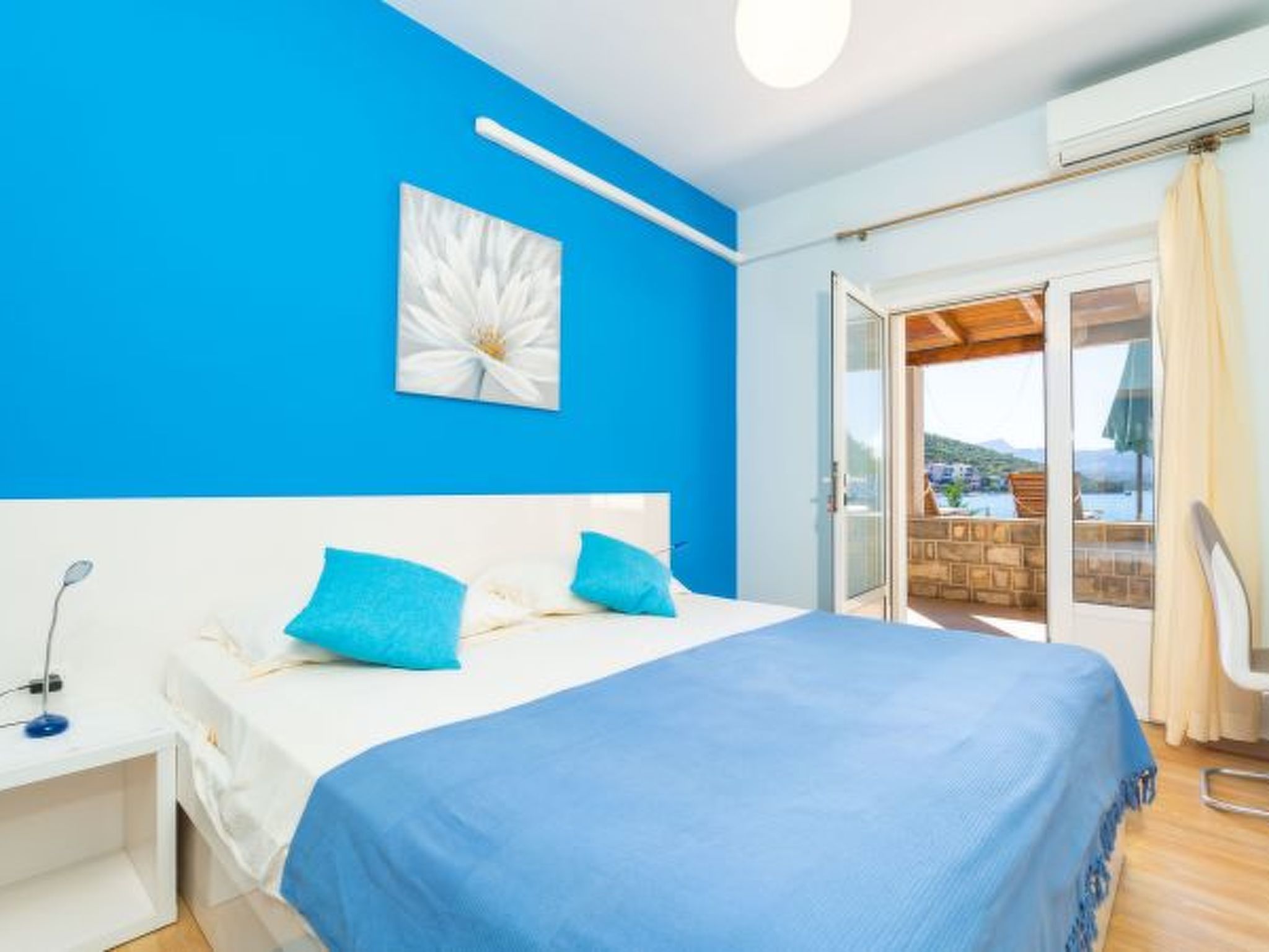 Beachfront Apartment house Hon with pool - Drinnen