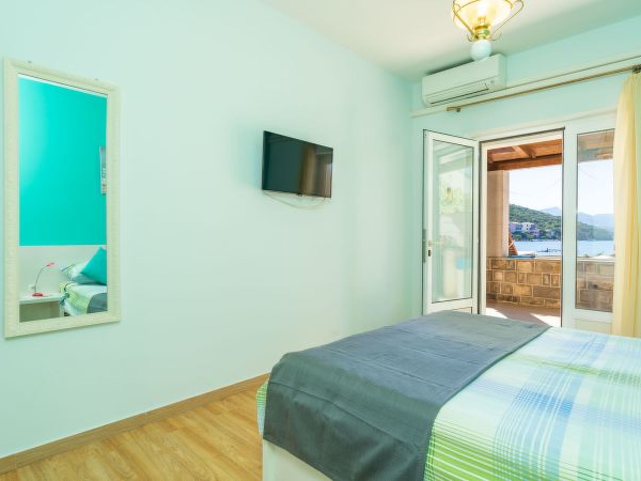 Beachfront Apartment house Hon with pool - Drinnen