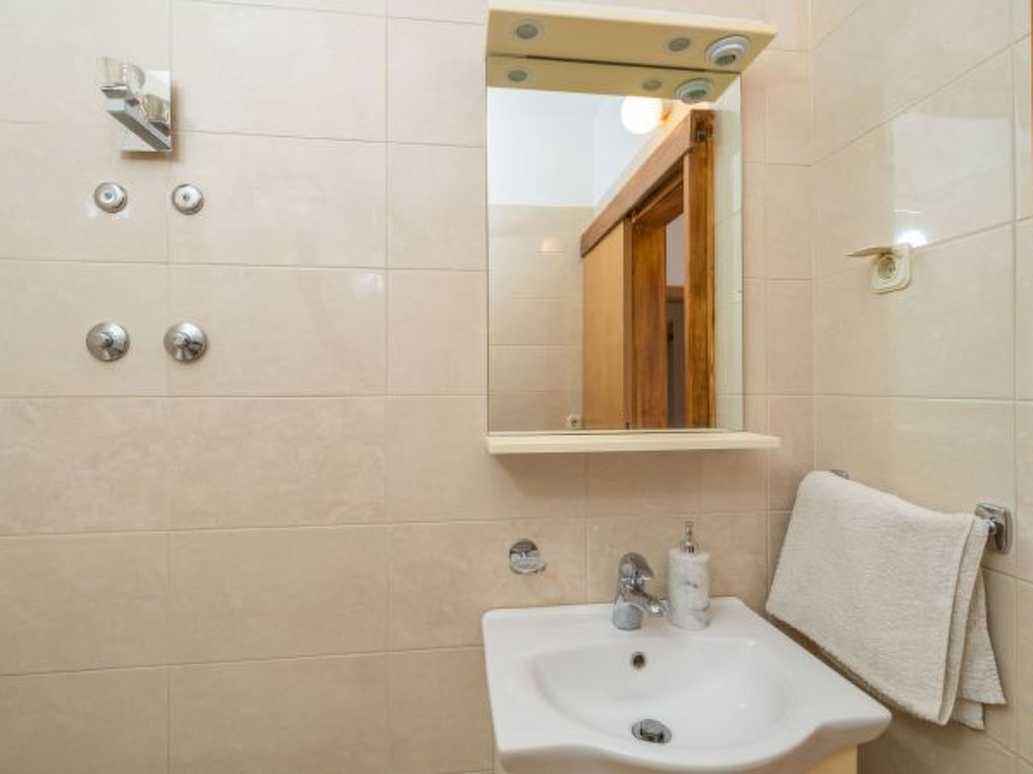 Beachfront Apartment house Hon with pool - Drinnen