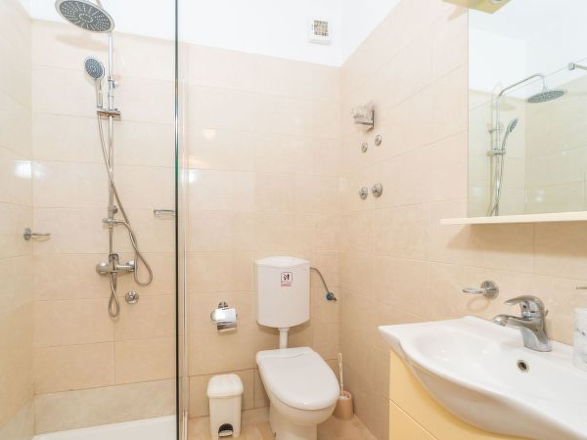 Beachfront Apartment house Hon with pool - Drinnen