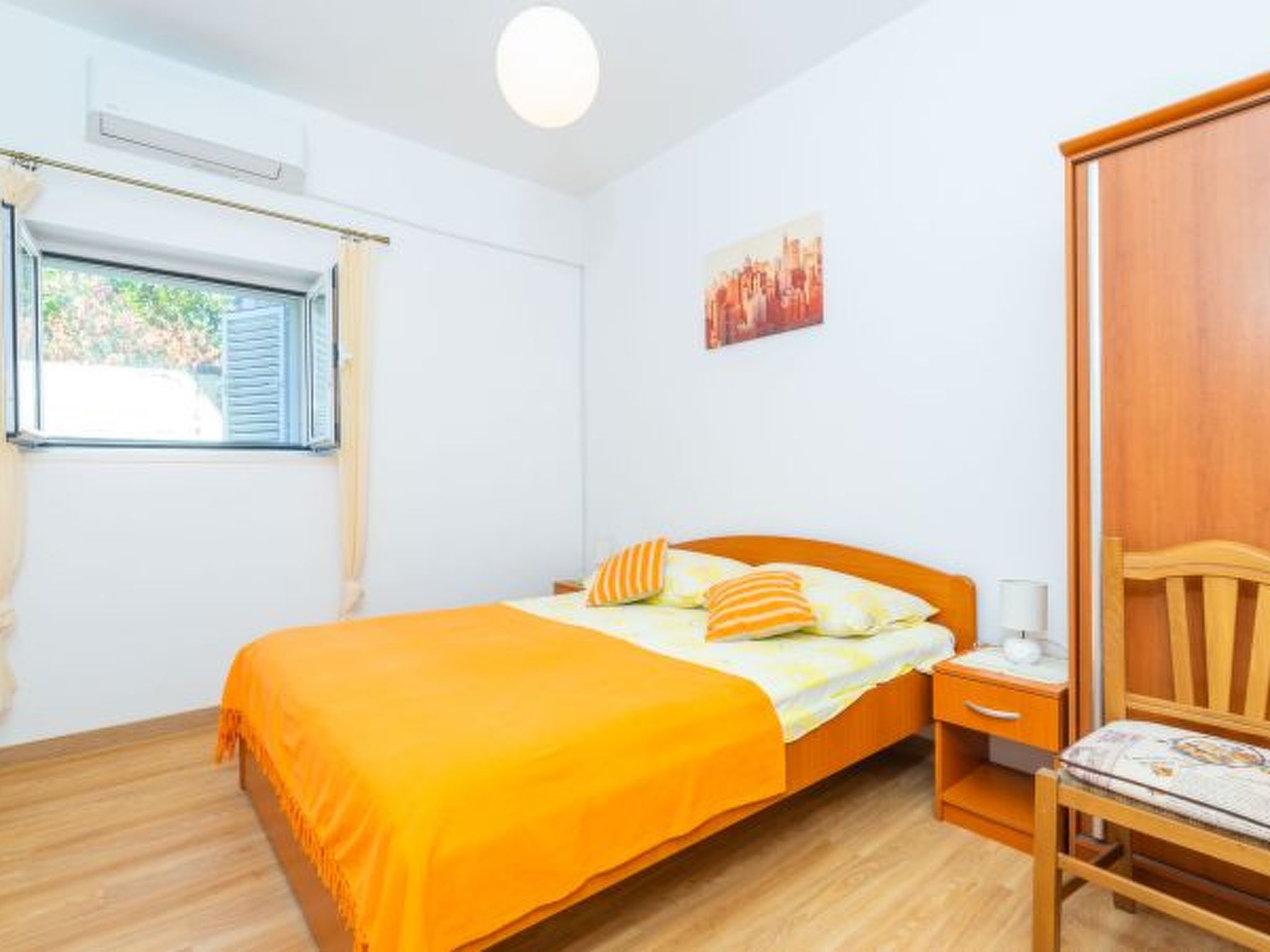 Beachfront Apartment house Hon with pool - Drinnen