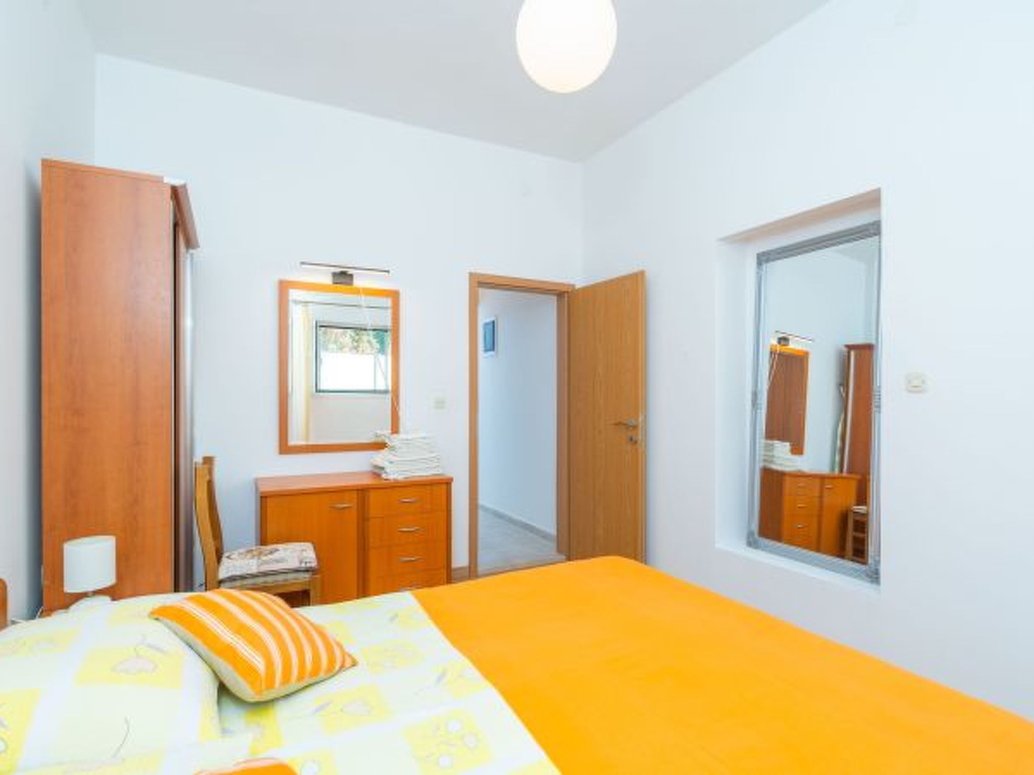 Beachfront Apartment house Hon with pool - Drinnen