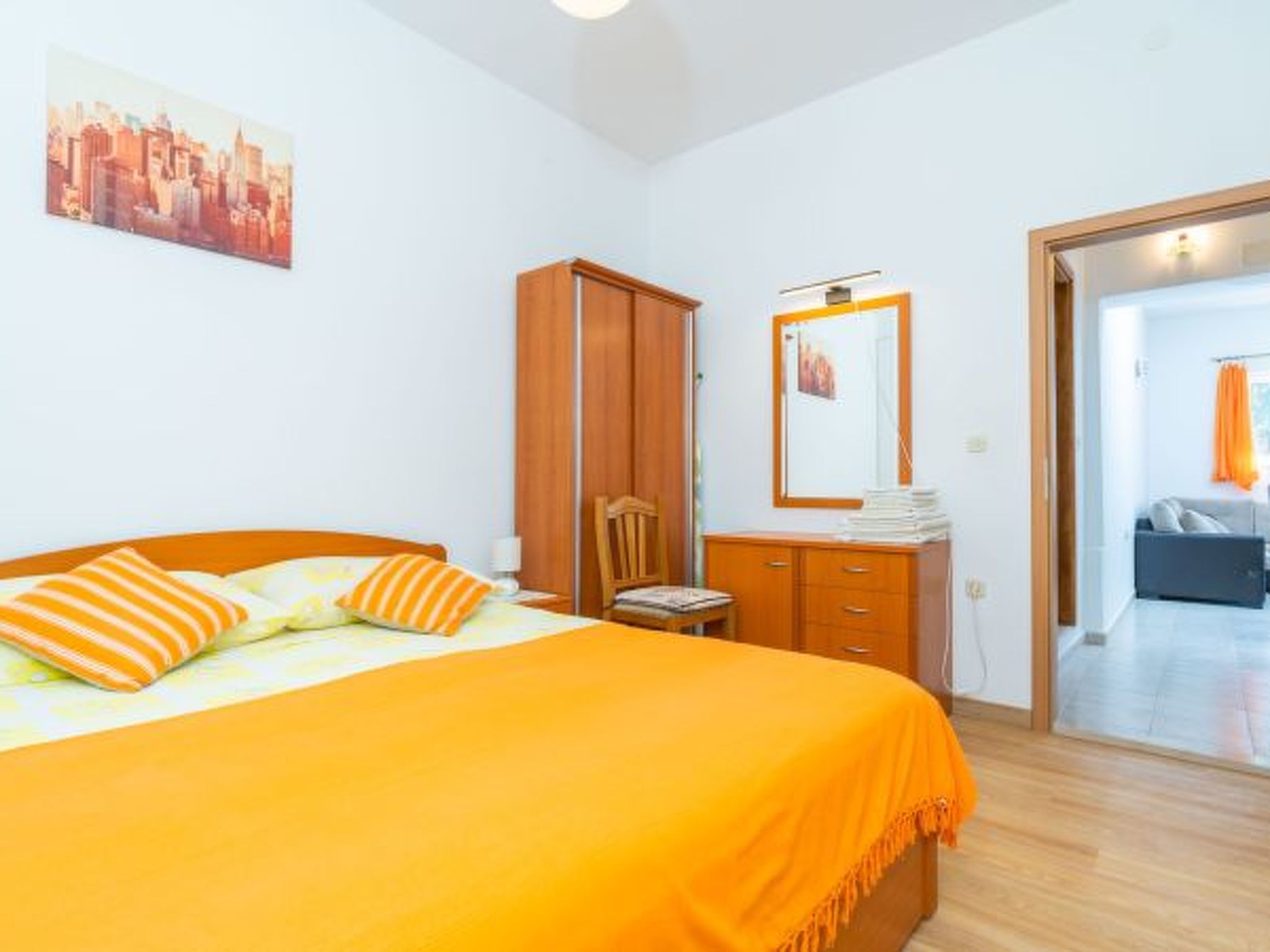 Beachfront Apartment house Hon with pool - Drinnen