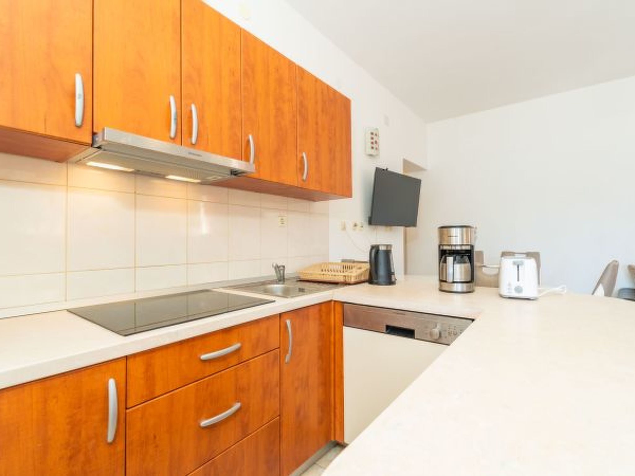 Beachfront Apartment house Hon with pool - Drinnen