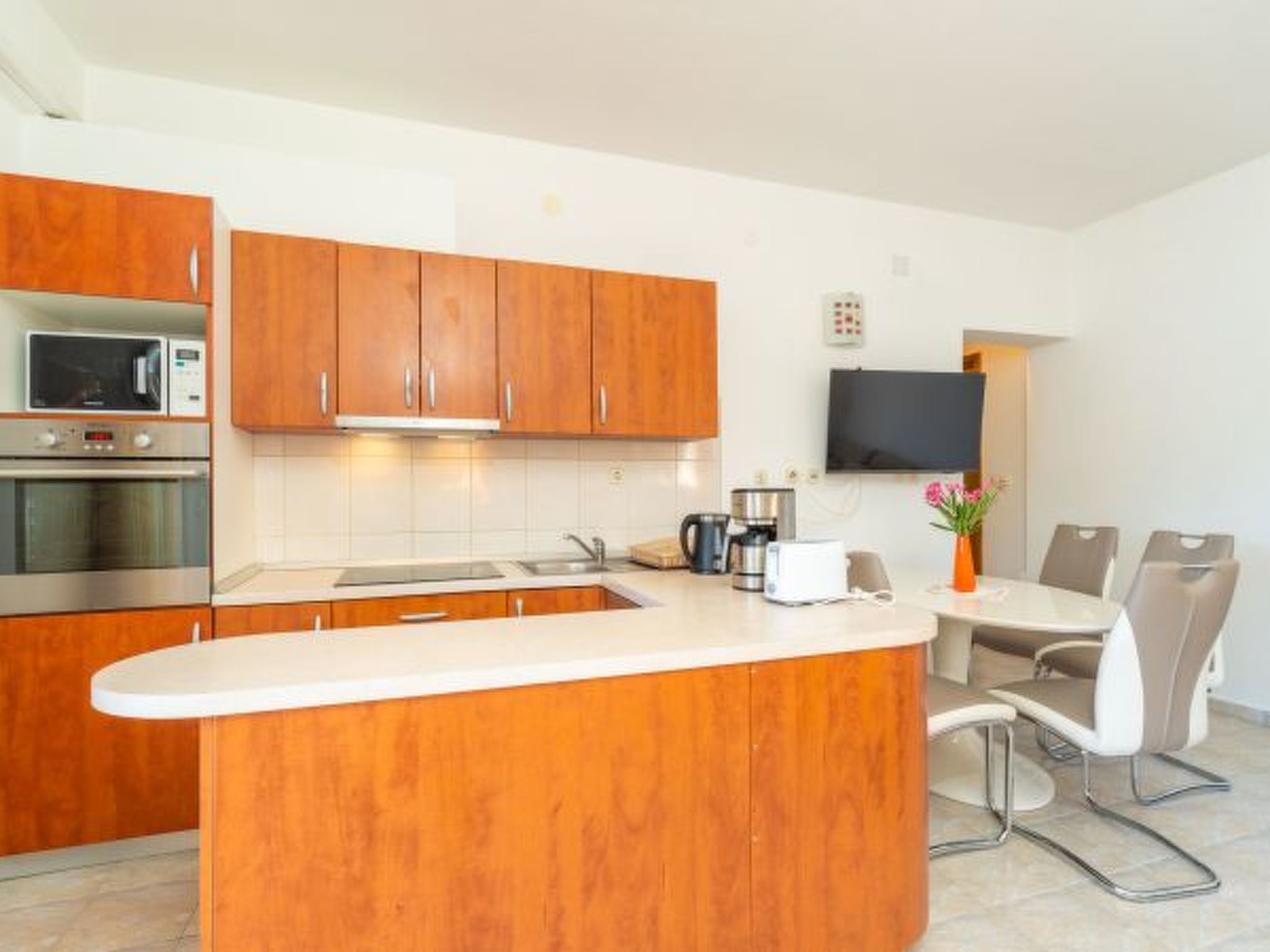 Beachfront Apartment house Hon with pool - Drinnen