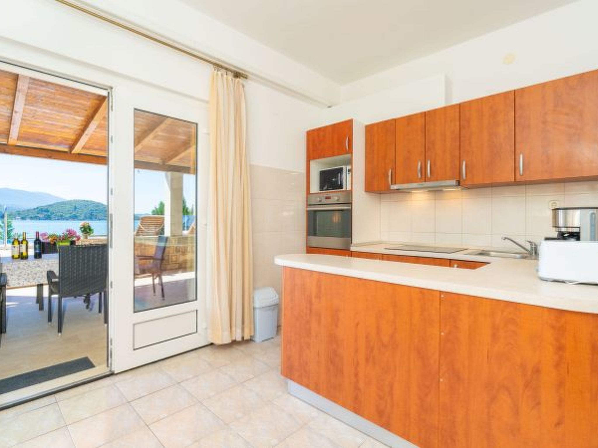 Beachfront Apartment house Hon with pool - Drinnen