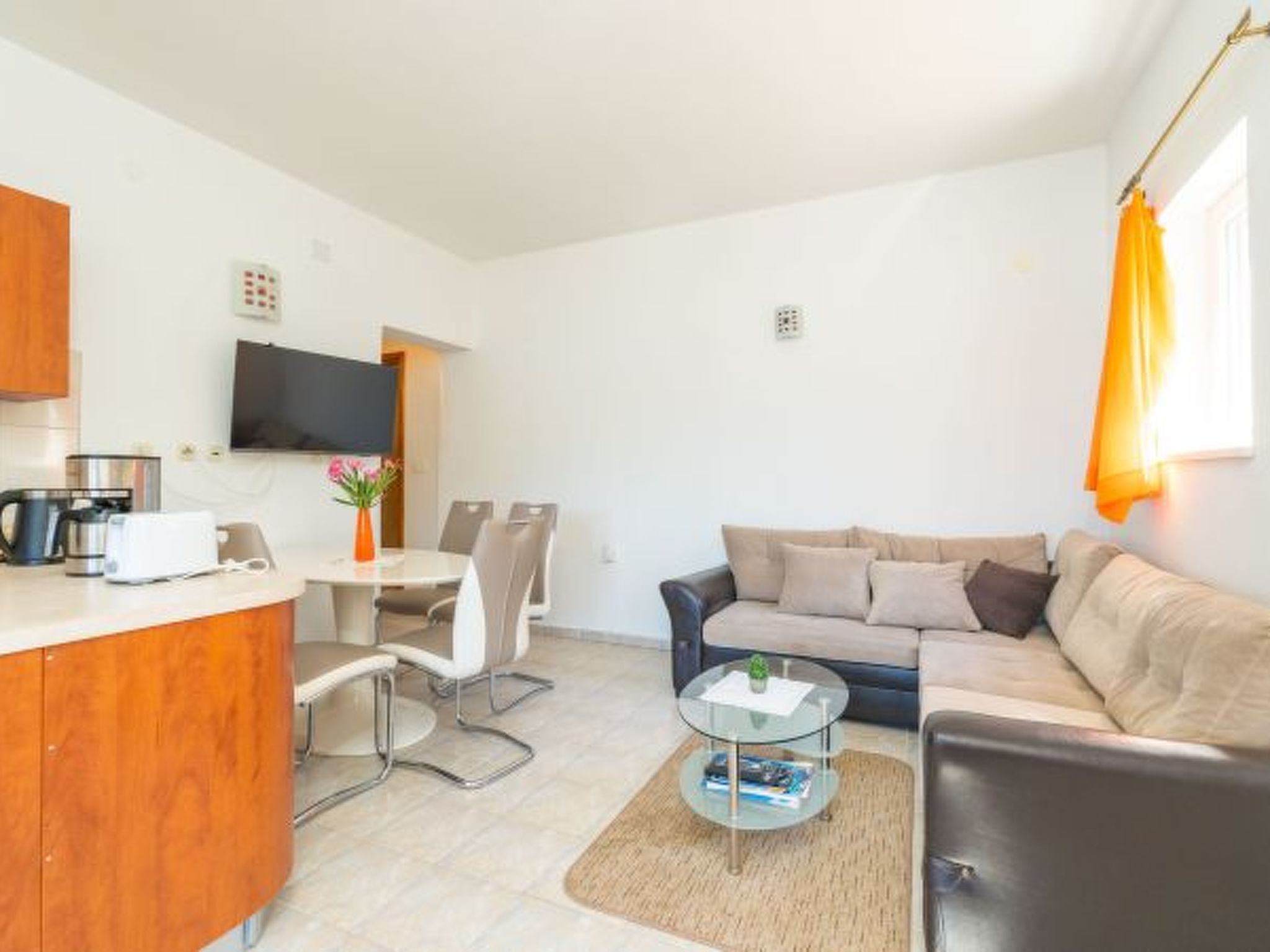 Beachfront Apartment house Hon with pool - Drinnen