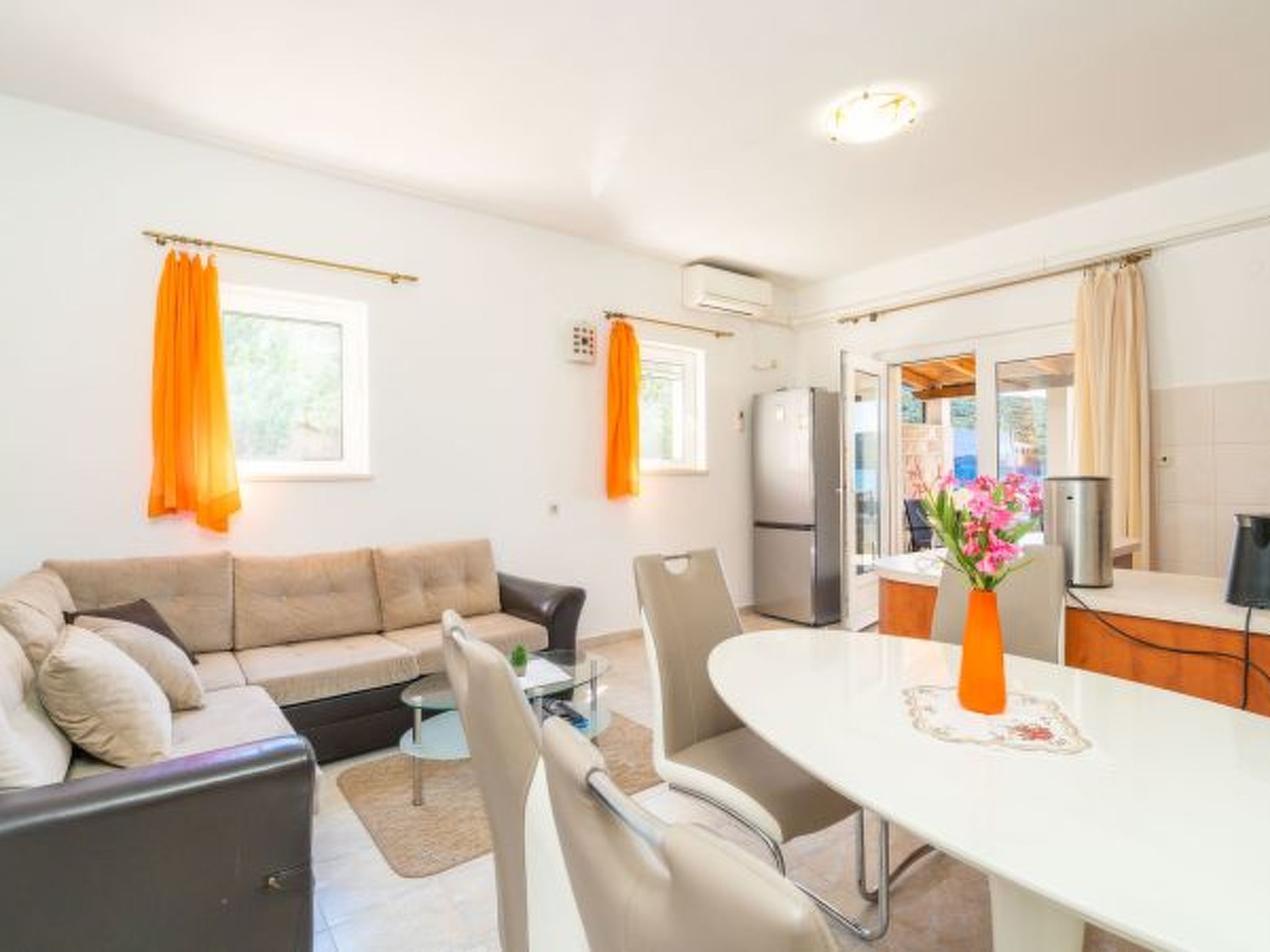 Beachfront Apartment house Hon with pool - Drinnen