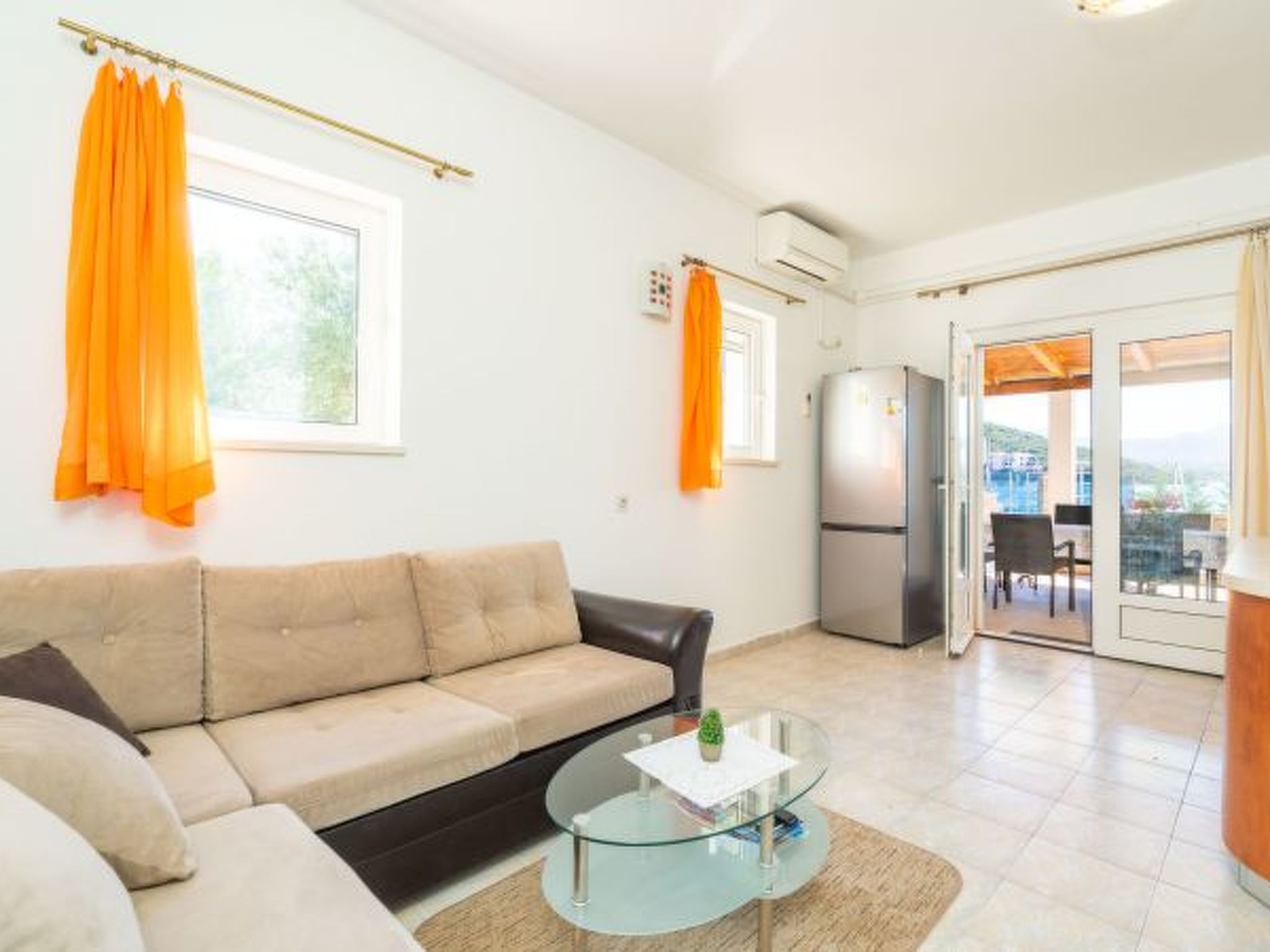 Beachfront Apartment house Hon with pool - Drinnen