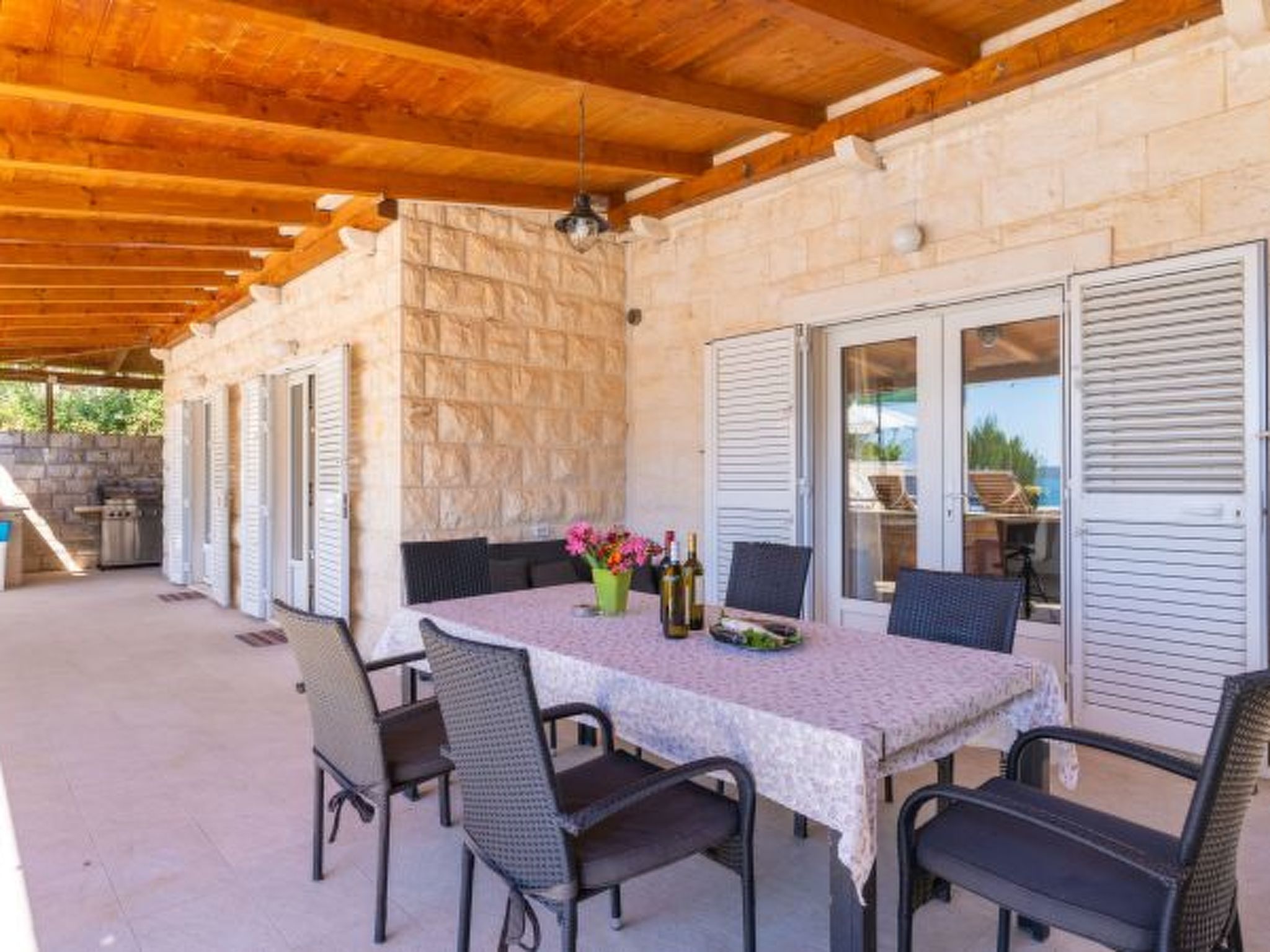 Beachfront Apartment house Hon with pool - Draußen