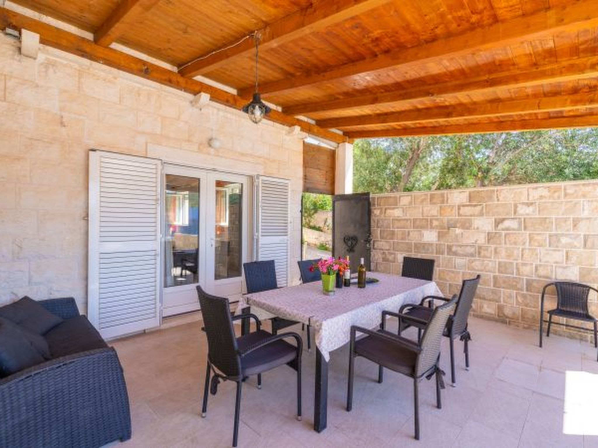 Beachfront Apartment house Hon with pool - Drinnen