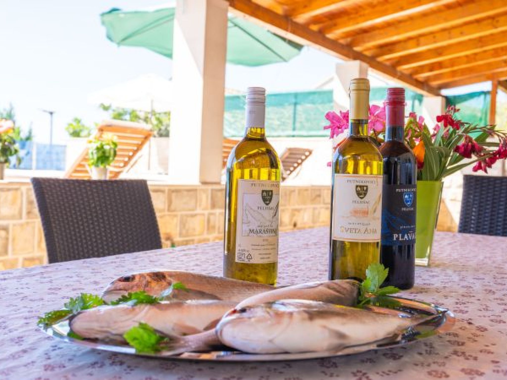 Beachfront Apartment house Hon with pool - Draußen