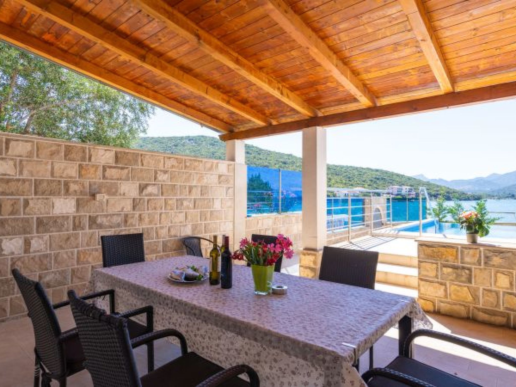 Beachfront Apartment house Hon with pool - Draußen