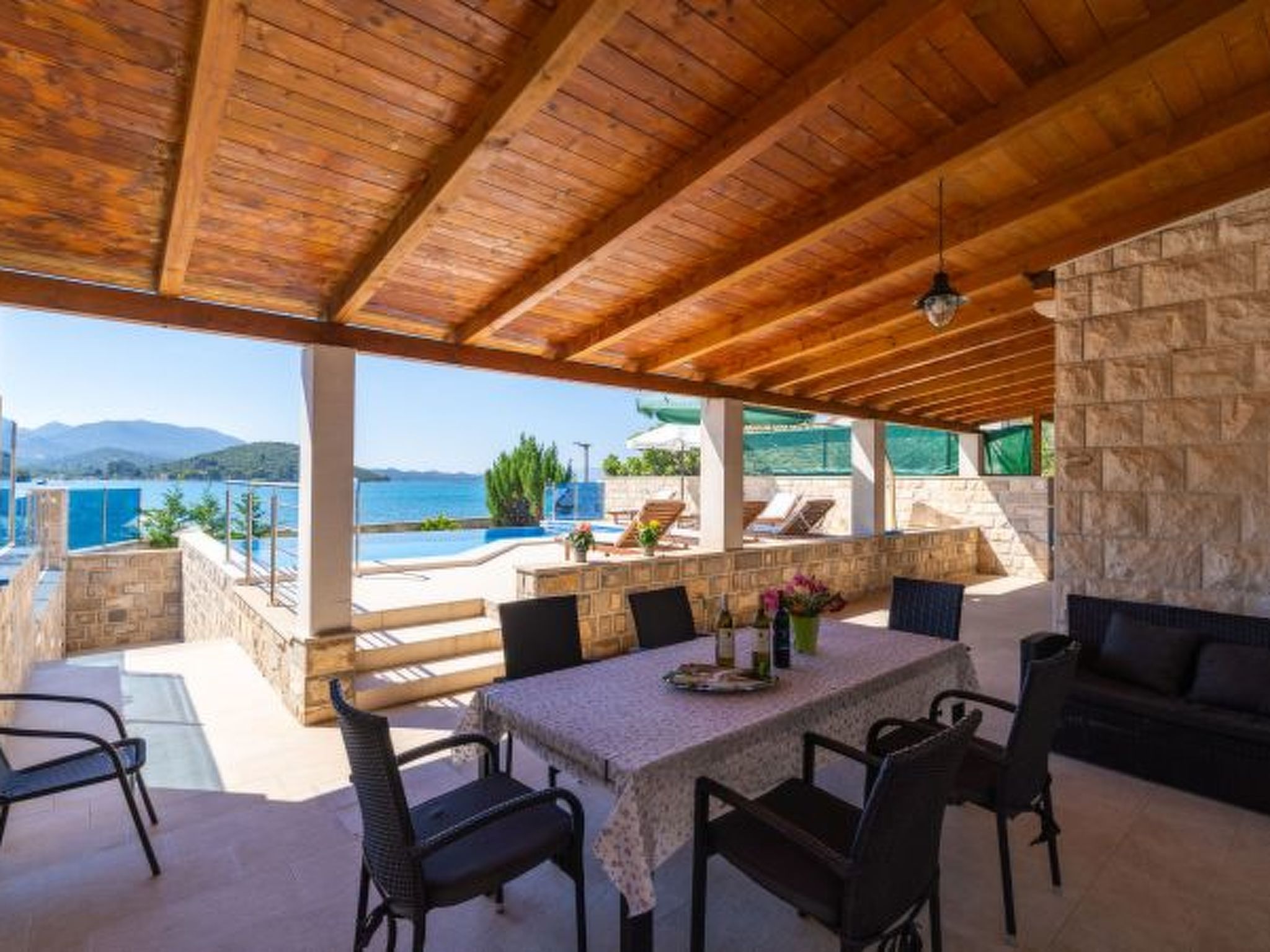 Beachfront Apartment house Hon with pool - Drinnen