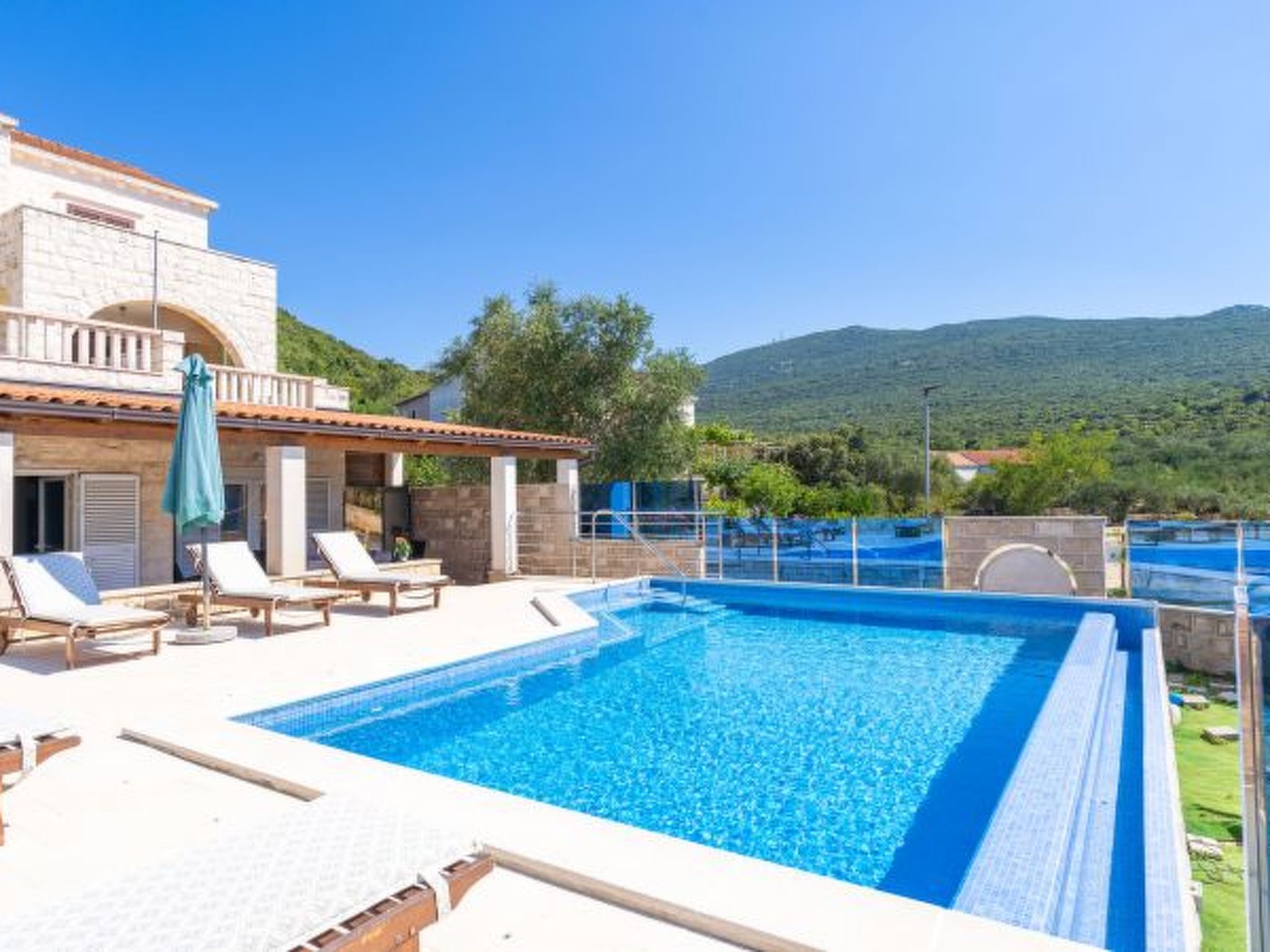 Beachfront Apartment house Hon with pool - Draußen