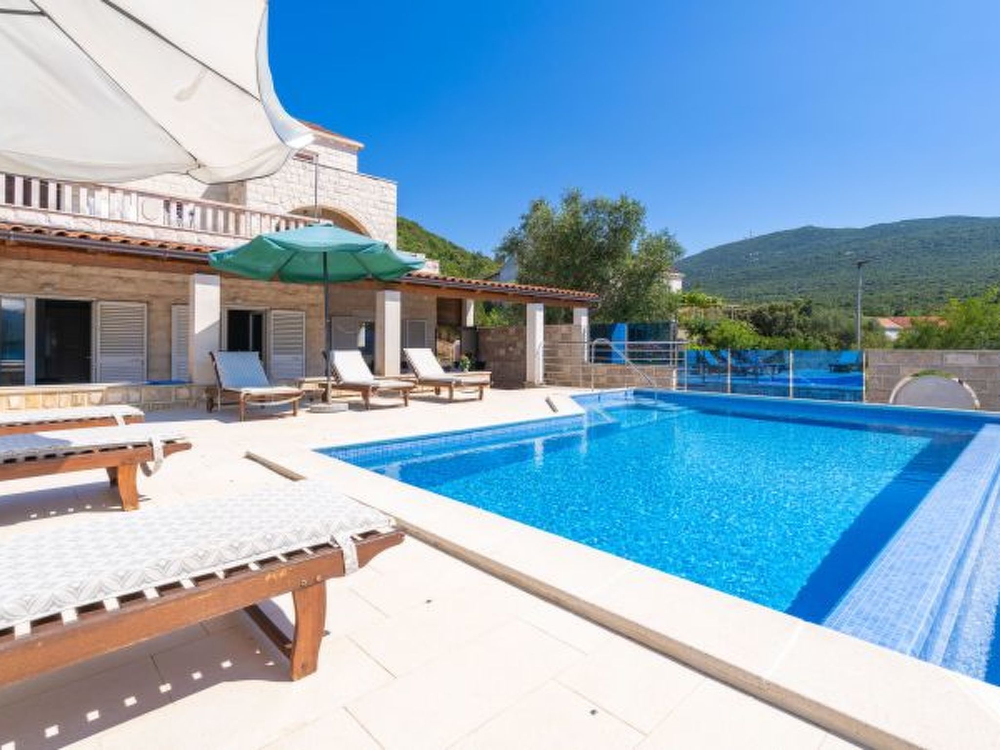 Beachfront Apartment house Hon with pool - Draußen