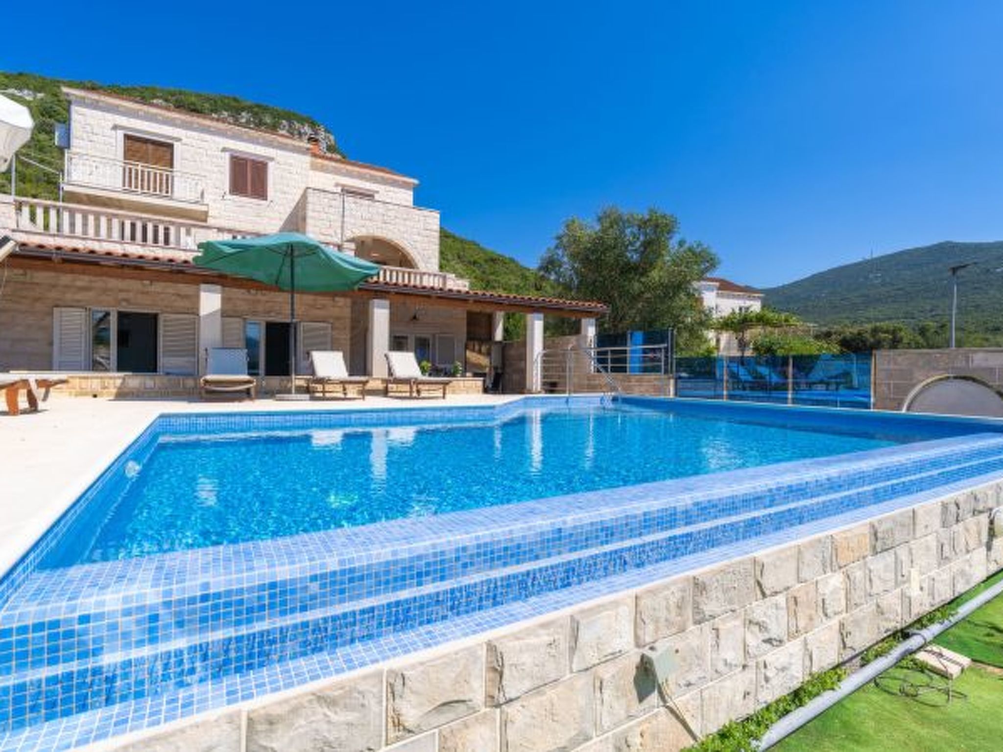 Beachfront Apartment house Hon with pool - Draußen