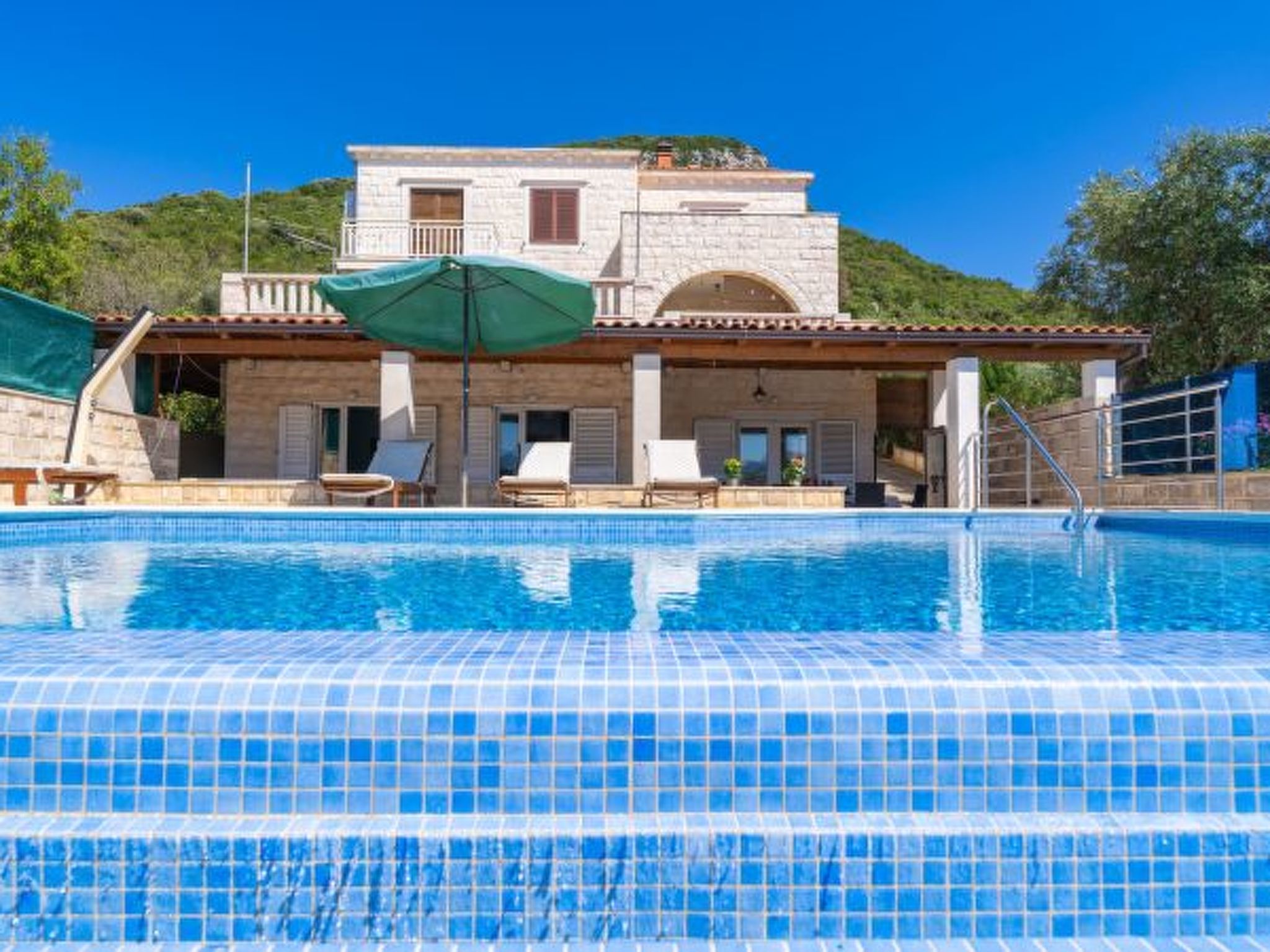 Beachfront Apartment house Hon with pool - Draußen