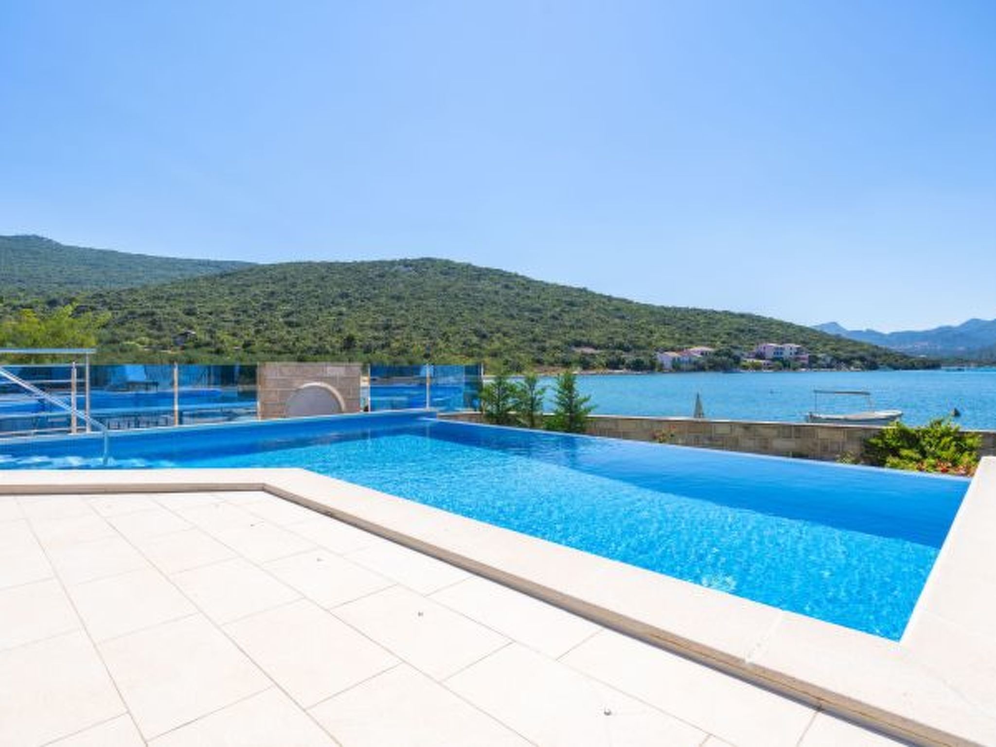 Beachfront Apartment house Hon with pool - Draußen