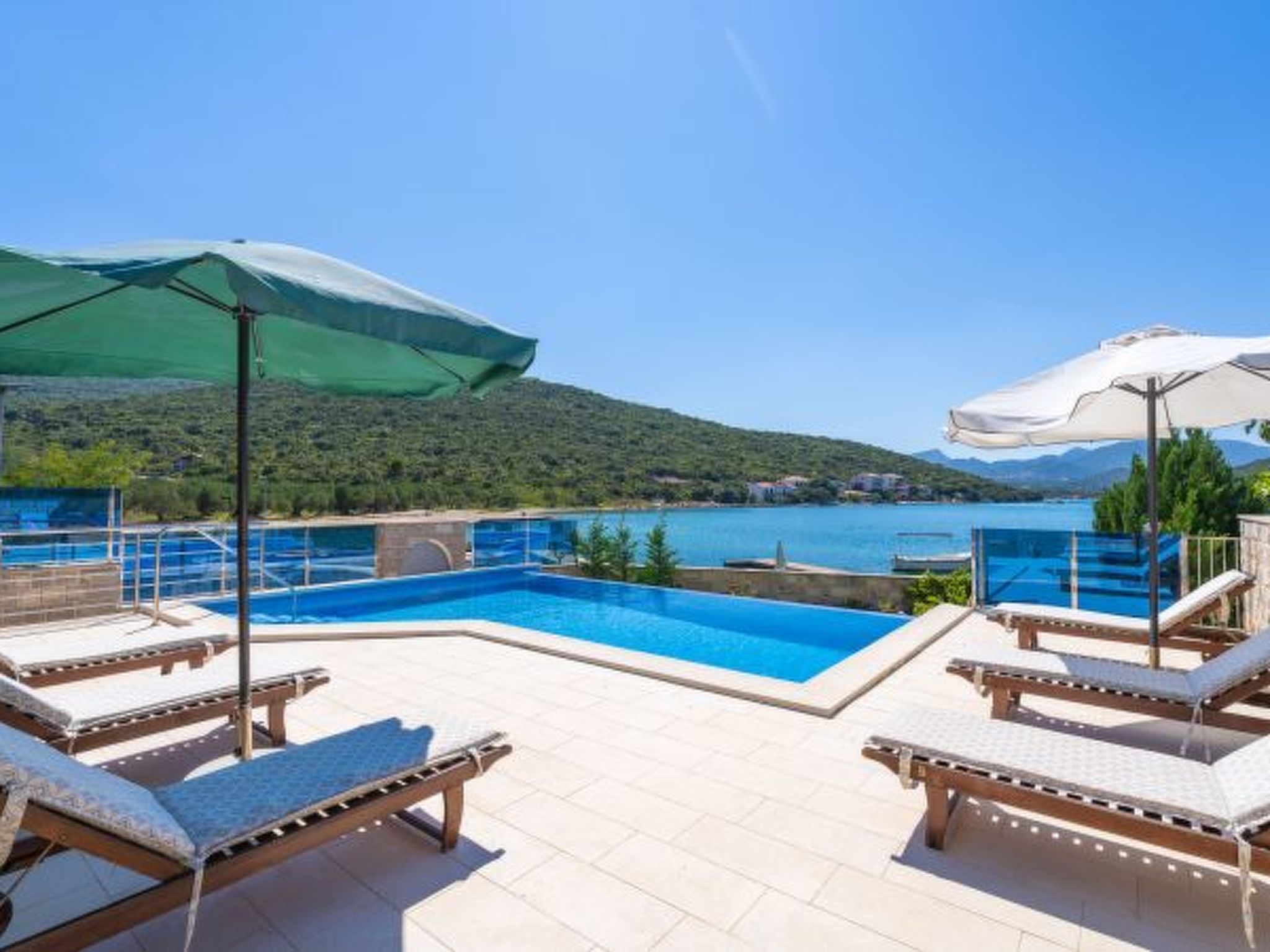 Beachfront Apartment house Hon with pool - Draußen