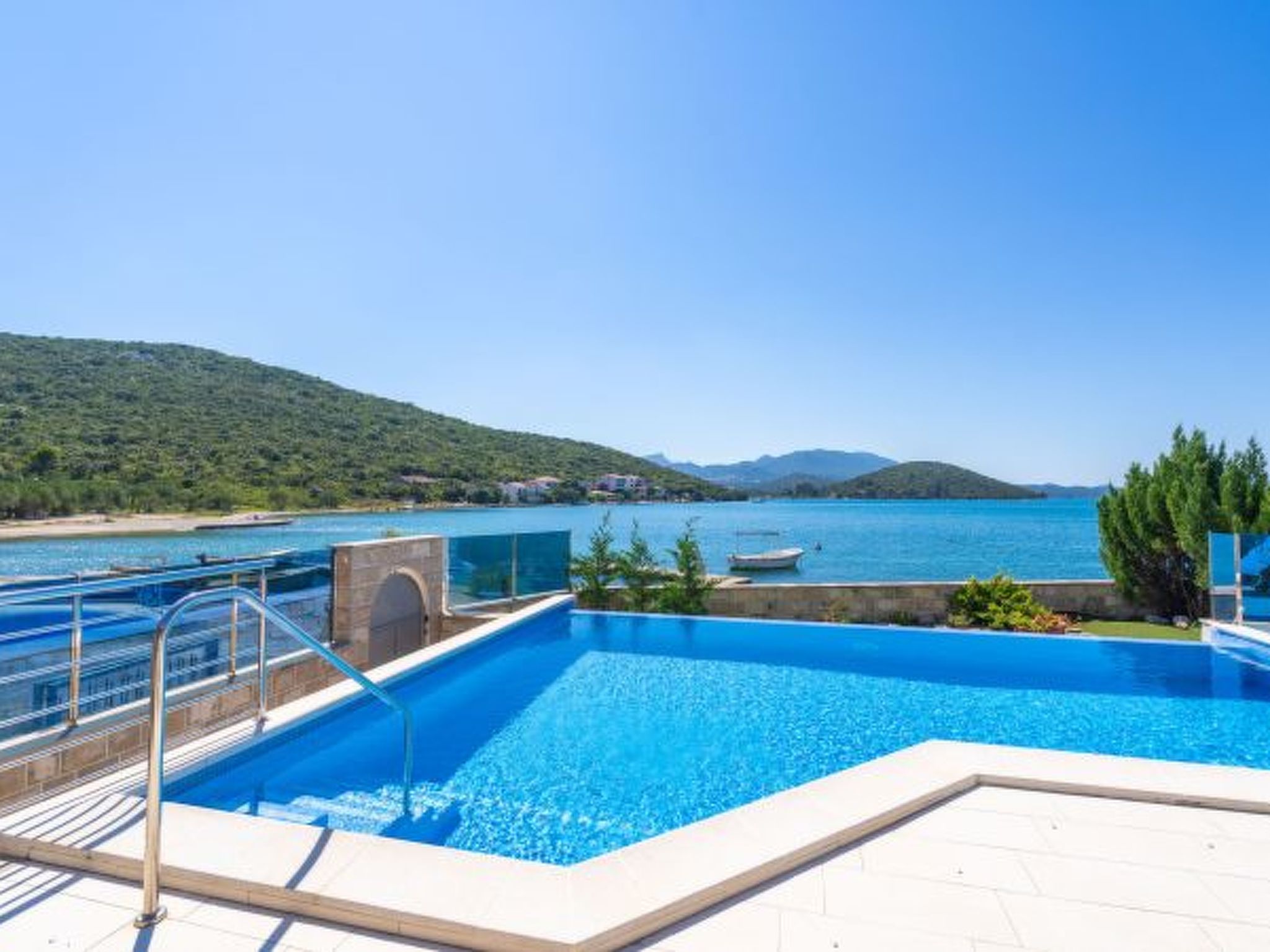 Beachfront Apartment house Hon with pool - Draußen