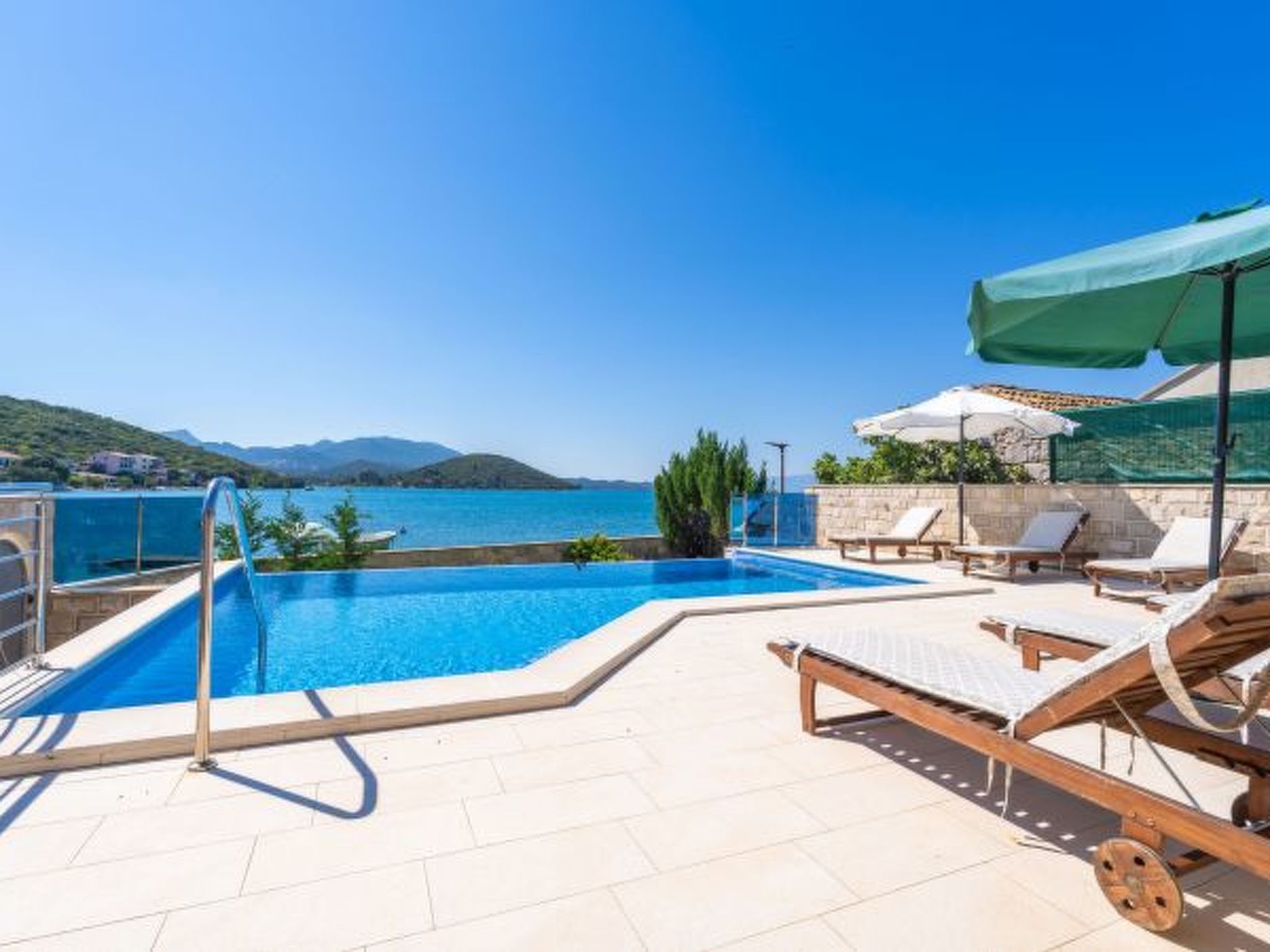 Beachfront Apartment house Hon with pool