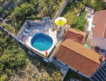 Villa mit Pool, Oslje
