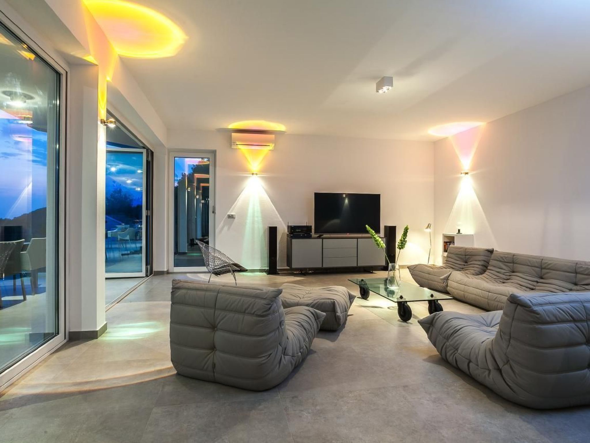 Villa Style and Sea-Image-tags.info