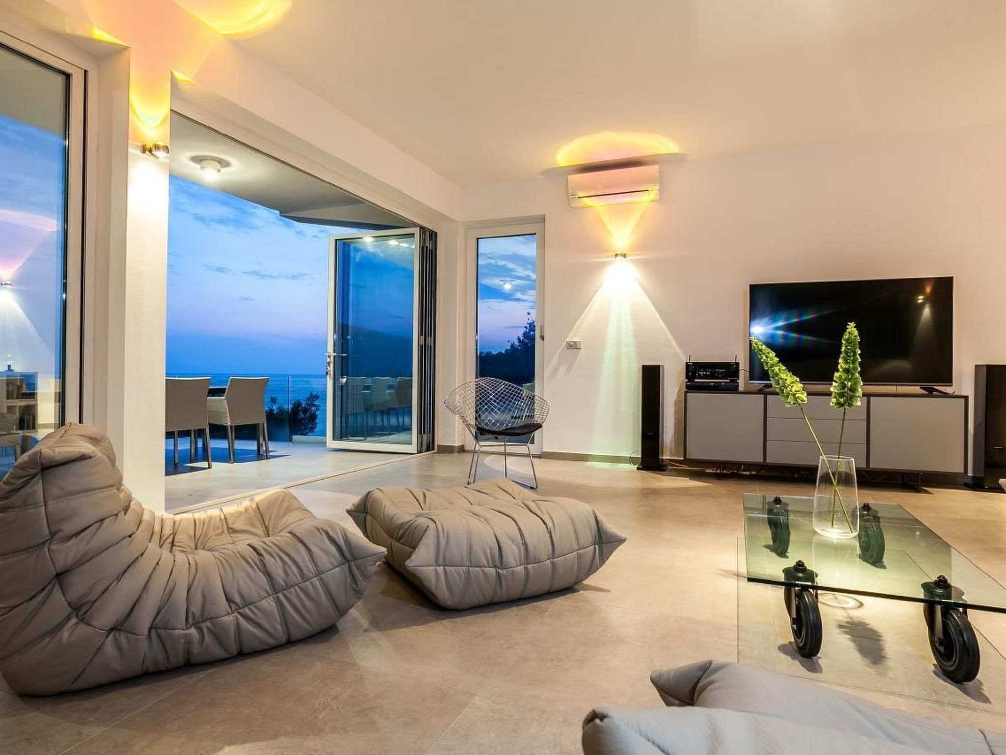 Villa Style and Sea-Image-tags.info