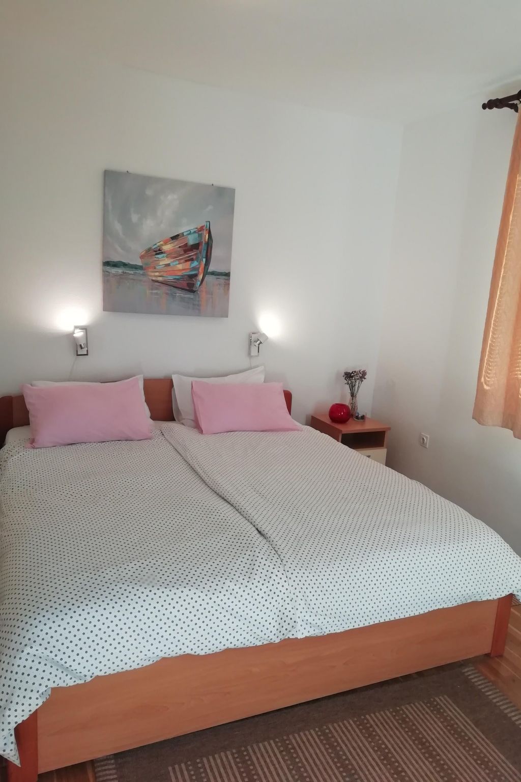 Ivana mitten im Blumengarten