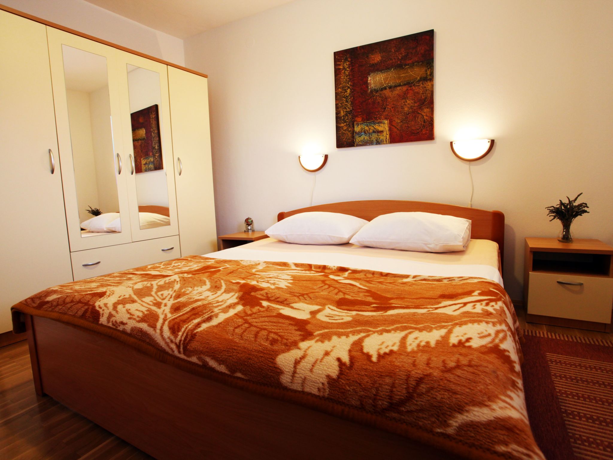 Ivana mitten im Blumengarten